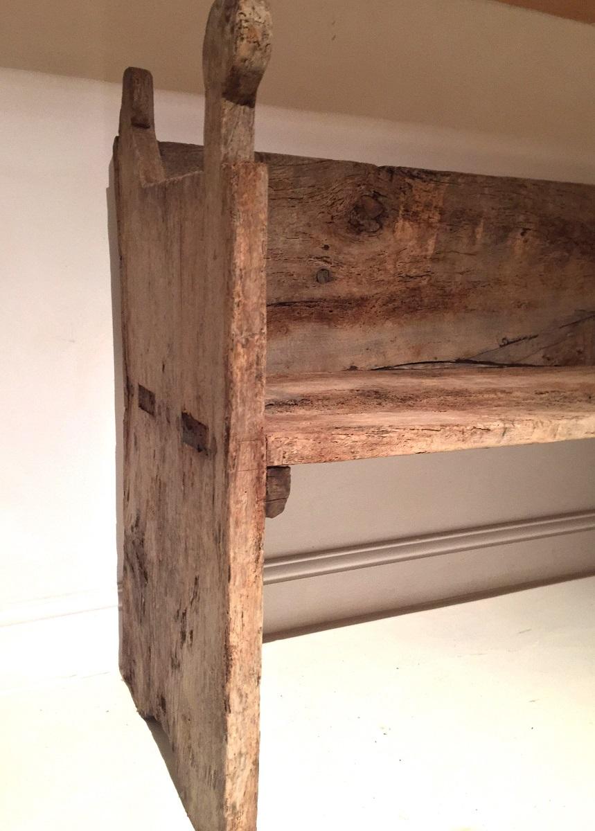 17th Century Spanish Chestnut Bench Settee In Good Condition In Vosselaar, BE