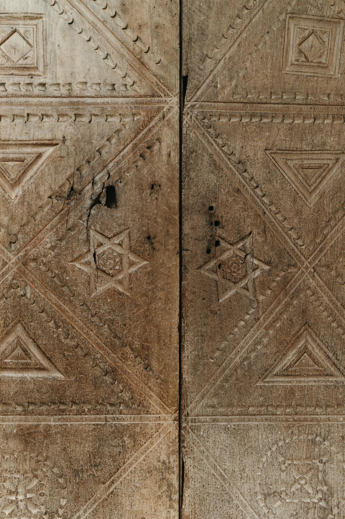 17th century Spanish chestnut doors ... For Sale 6