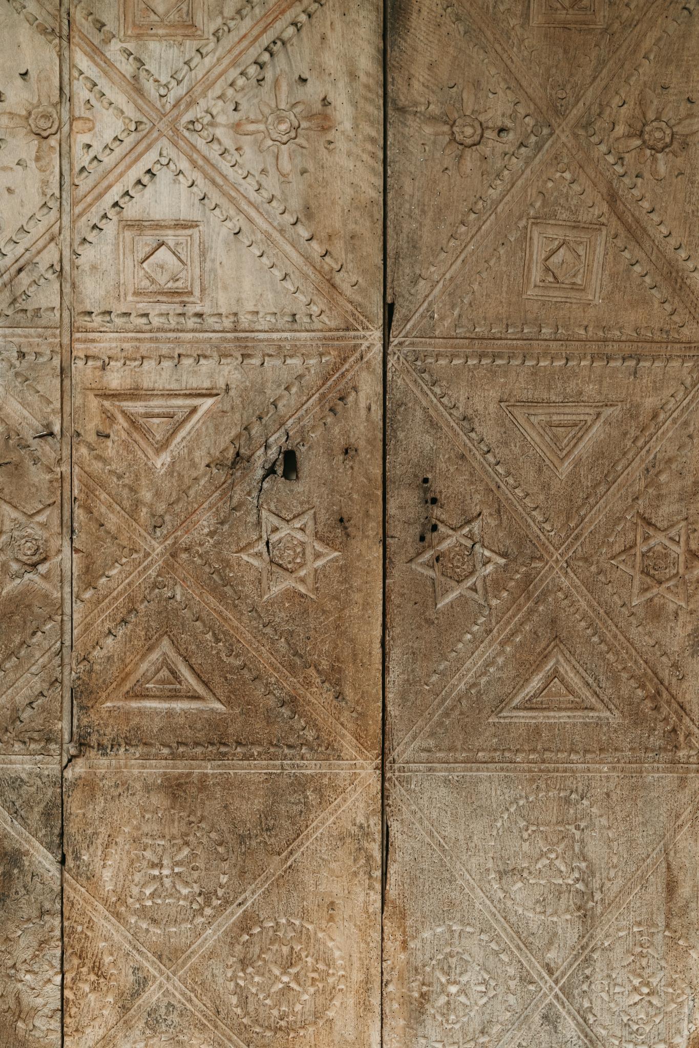 17th century Spanish chestnut doors ... For Sale 2