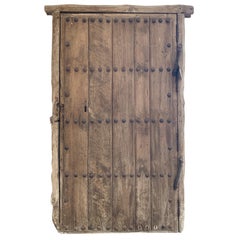 Puerta española del siglo XVII de madera de castaño con hierro