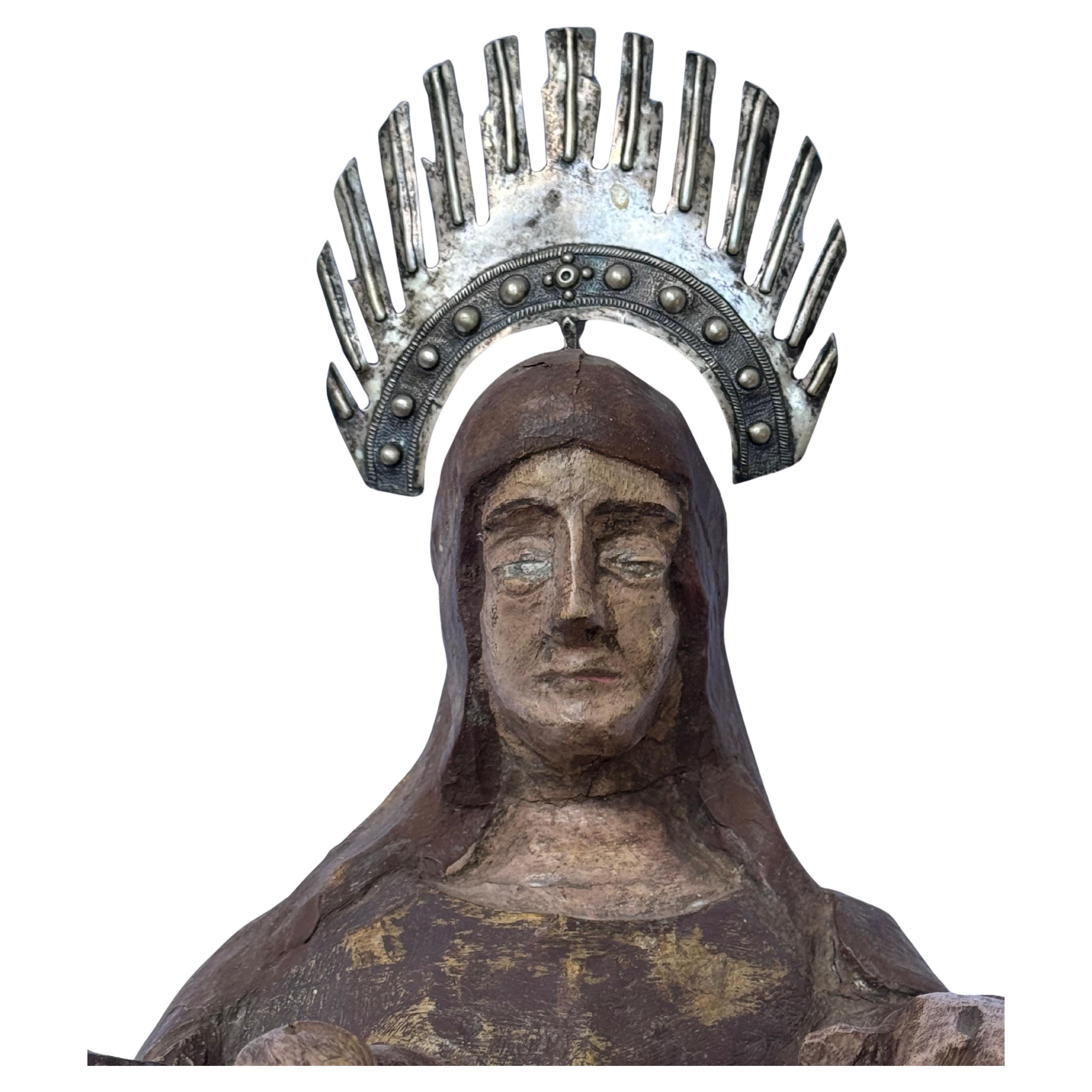 Intagliato a mano Scultura della Pietà coloniale spagnola del XVII secolo con aureola in argento sterling in vendita