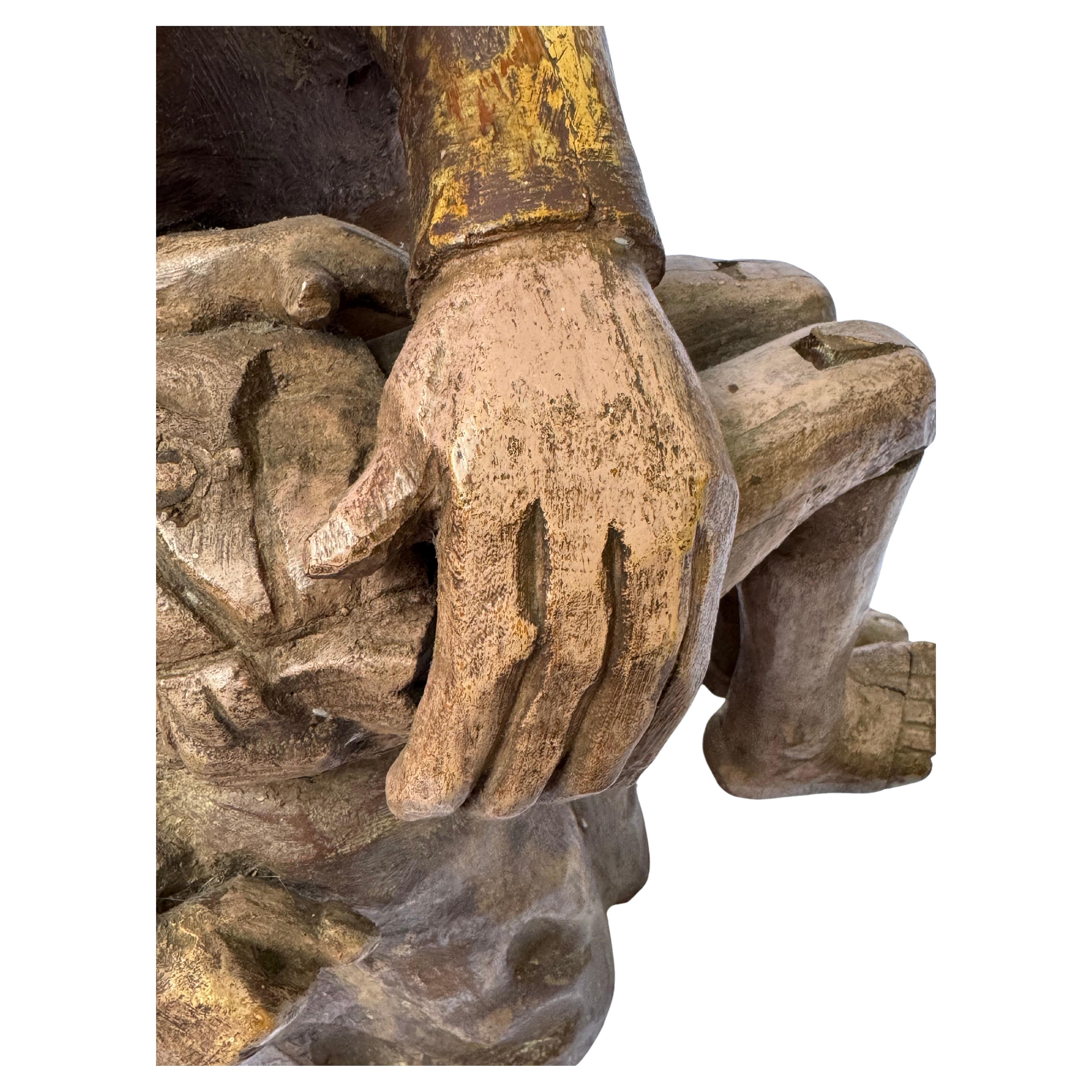 Legno Scultura della Pietà coloniale spagnola del XVII secolo con aureola in argento sterling in vendita