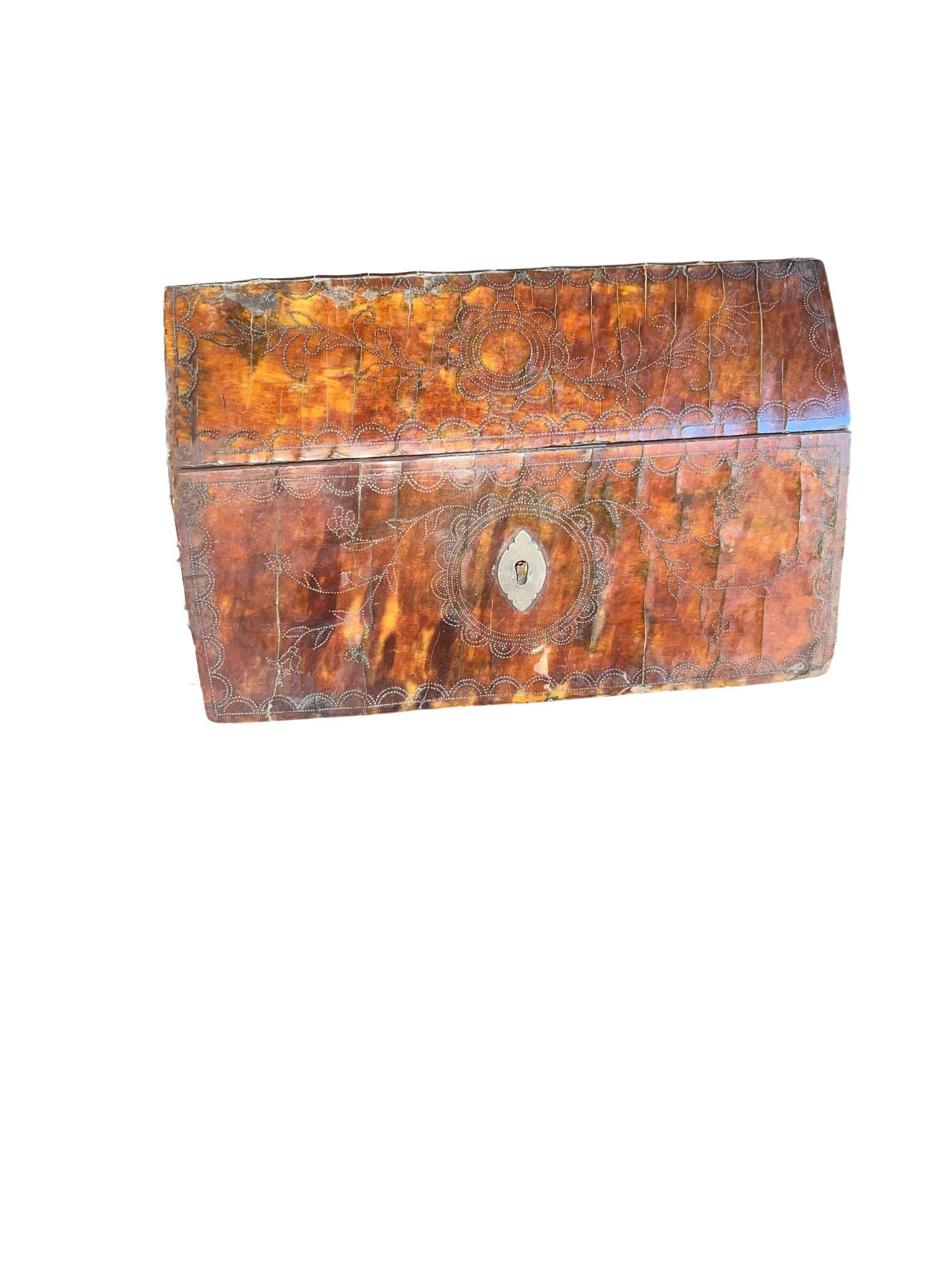 Exquise boîte en écaille de tortue coloniale espagnole du XVIIe siècle, magnifiquement décorée d'une incrustation complexe de piqué d'argent dans un motif répétitif sur toute la surface. L'artisanat est exceptionnel, mettant en valeur les matériaux