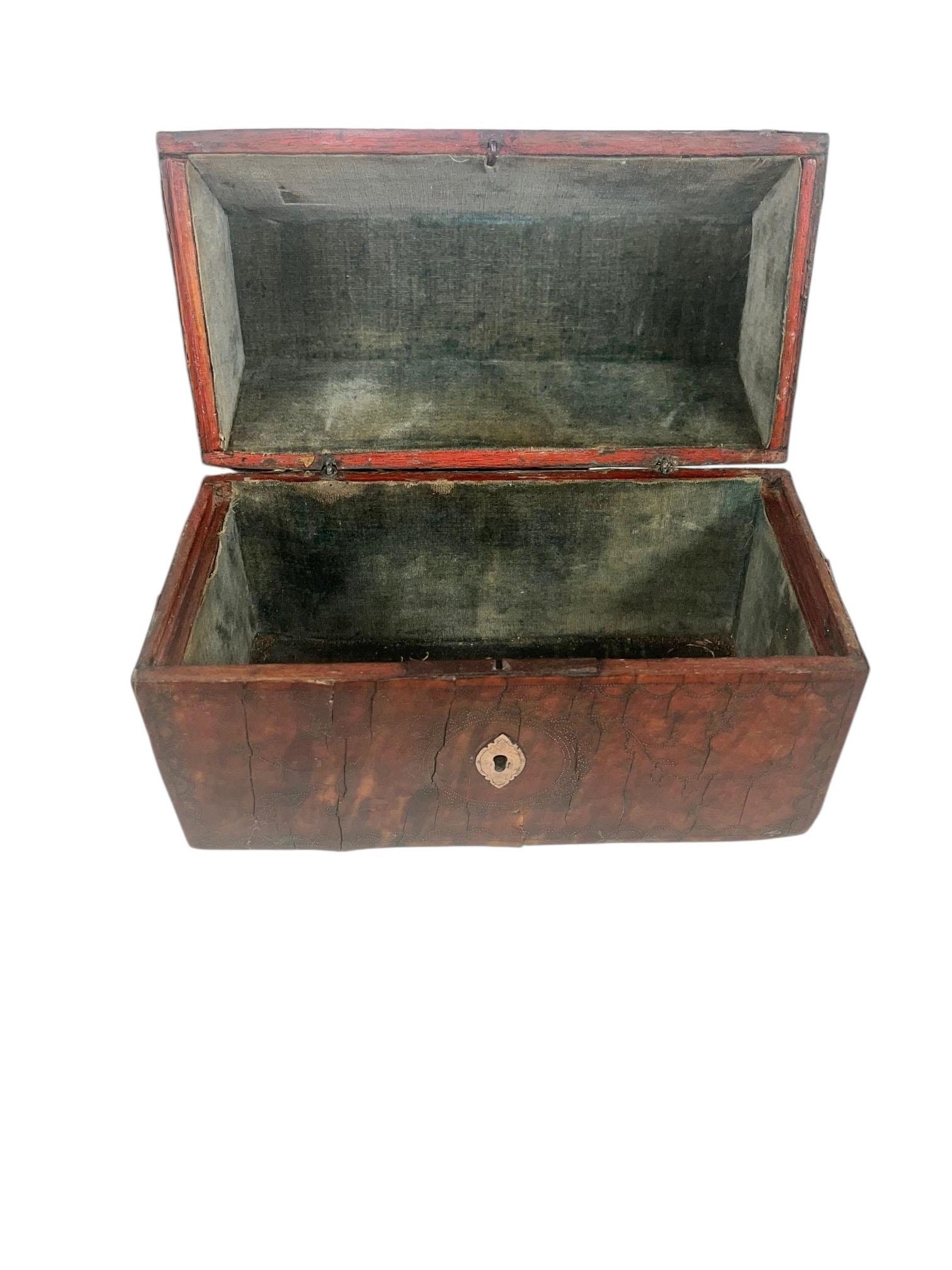 Boîte en écaille de tortue coloniale espagnole du 17e siècle avec incrustation en piqué d'argent Bon état - En vente à Dallas, TX