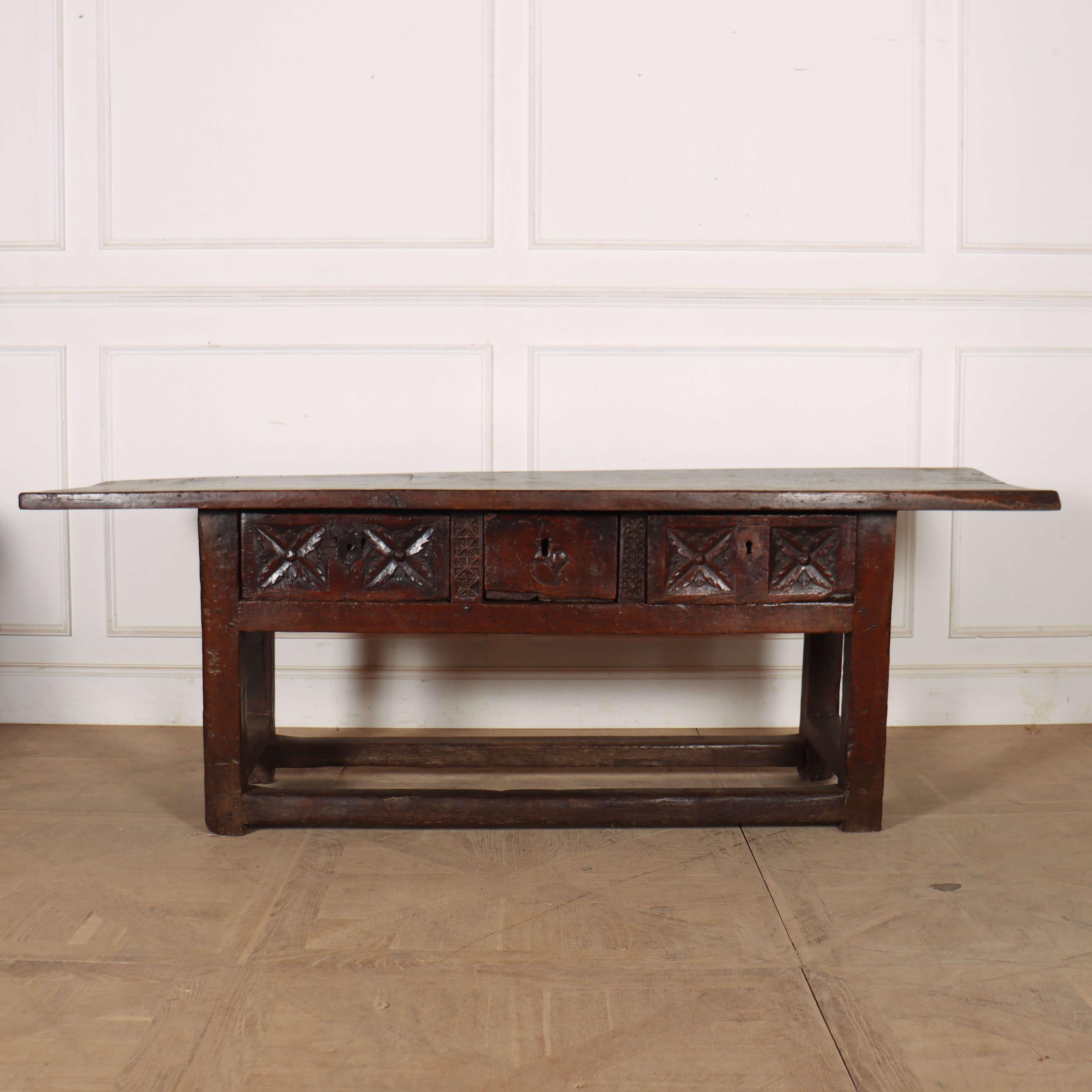 Console espagnole du 17e siècle. Merveilleuse couleur avec un dessus châtaigne d'une seule pièce de 4 cm d'épaisseur. Fabriqué en noyer et en châtaignier. 1680.

Référence interne : C
