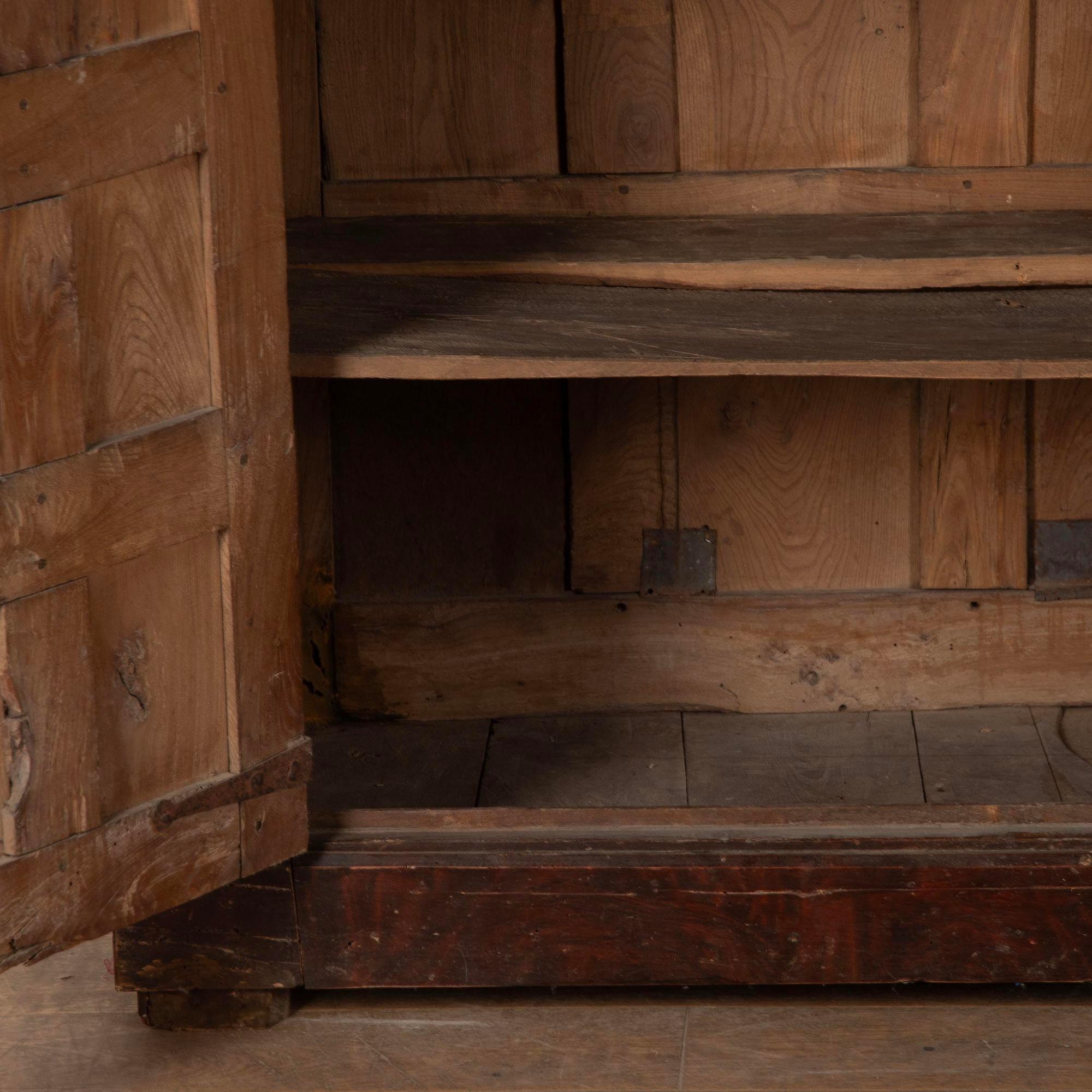 Merveilleuse armoire espagnole du 17e siècle avec finition polychrome d'origine.
Hormis quelques restaurations mineures, cette remarquable armoire est en parfait état d'origine, avec les planches supérieures et inférieures, la hauteur des pieds et
