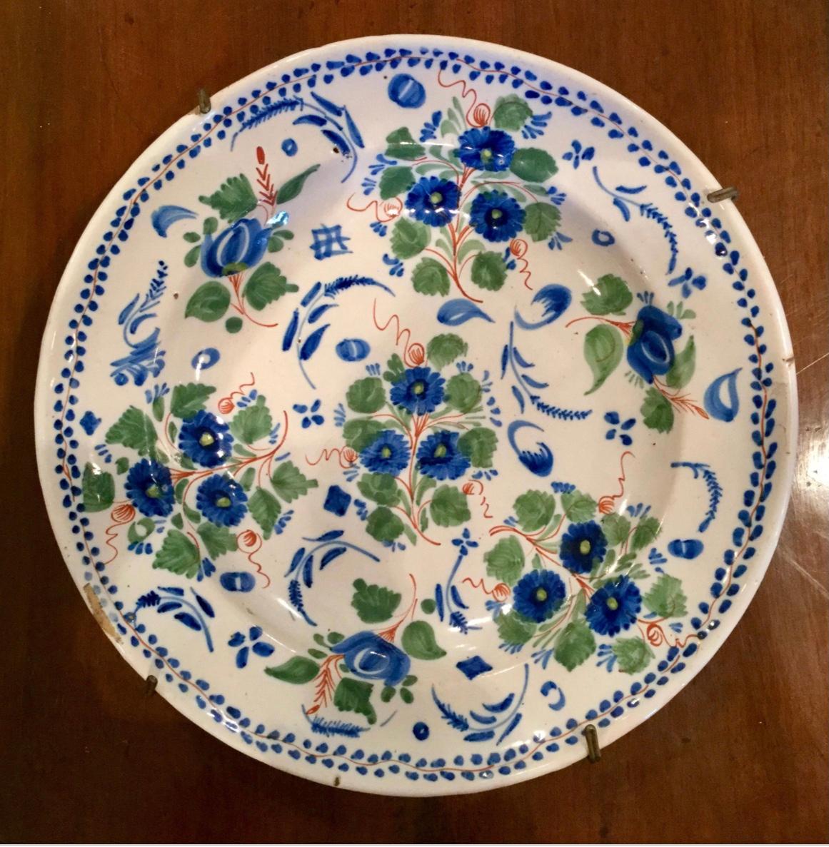 Spanisches Delfter Teller aus dem 18. Jahrhundert (Töpferwaren) im Angebot