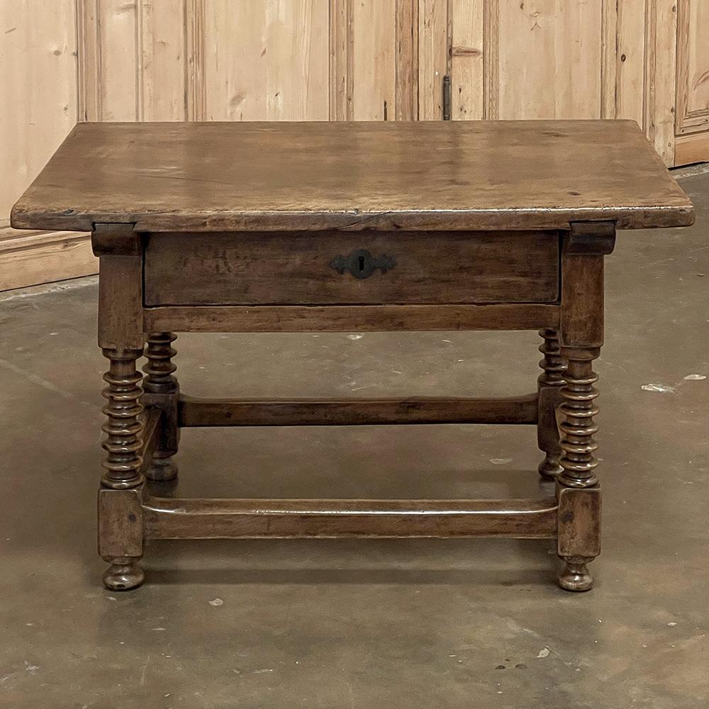 Table d'extrémité espagnole du 17e siècle ~ La table d'extrémité est un merveilleux artefact des siècles passés, lorsque tous les meubles étaient entièrement fabriqués à la main.  Ce modèle se caractérise par un plateau de bois massif relié par deux