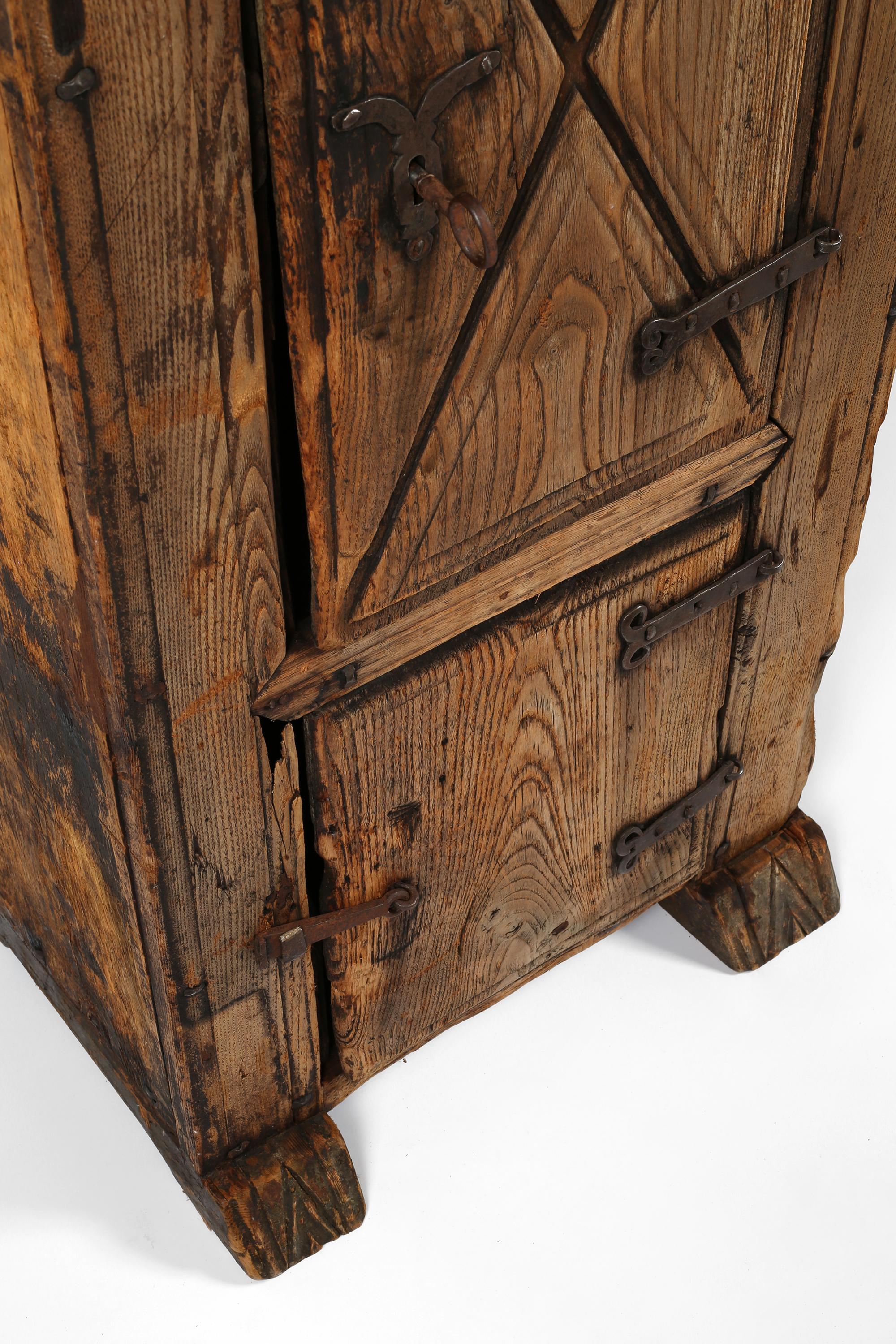 Armario Rústico Wabi Sabi de Finca Española del Siglo XVII en venta 7