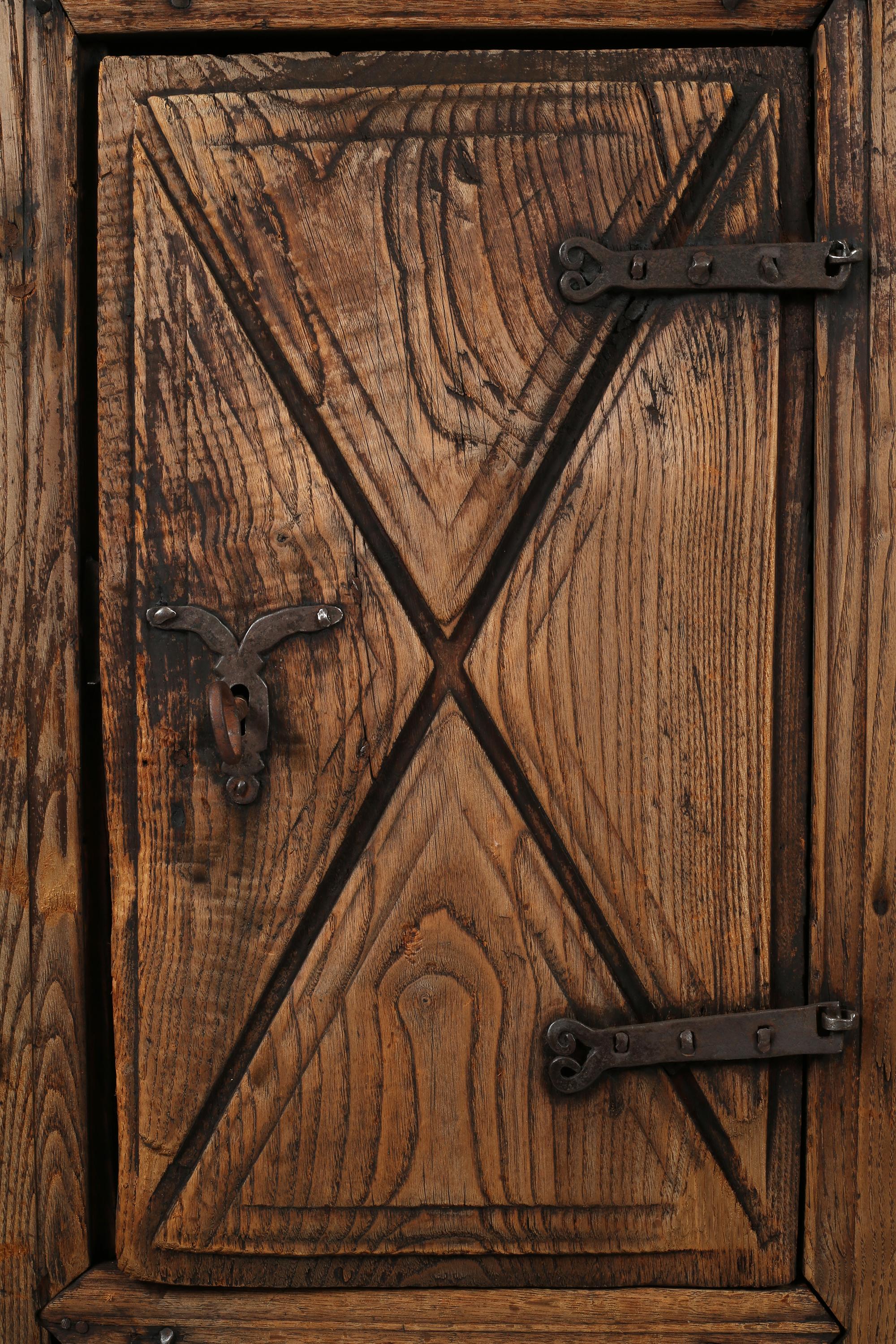 Armario Rústico Wabi Sabi de Finca Española del Siglo XVII en venta 8