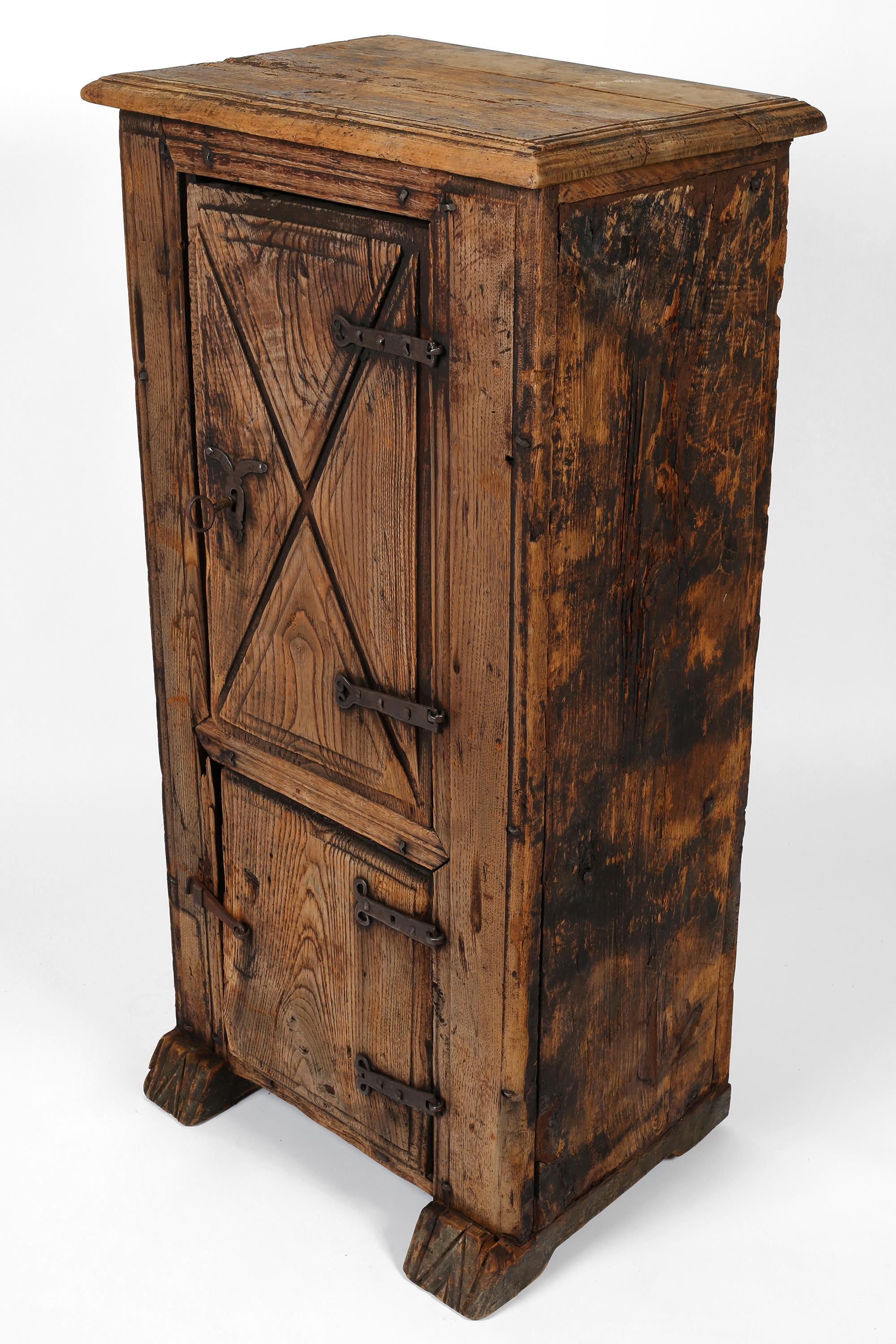 Armario Rústico Wabi Sabi de Finca Española del Siglo XVII en venta 10