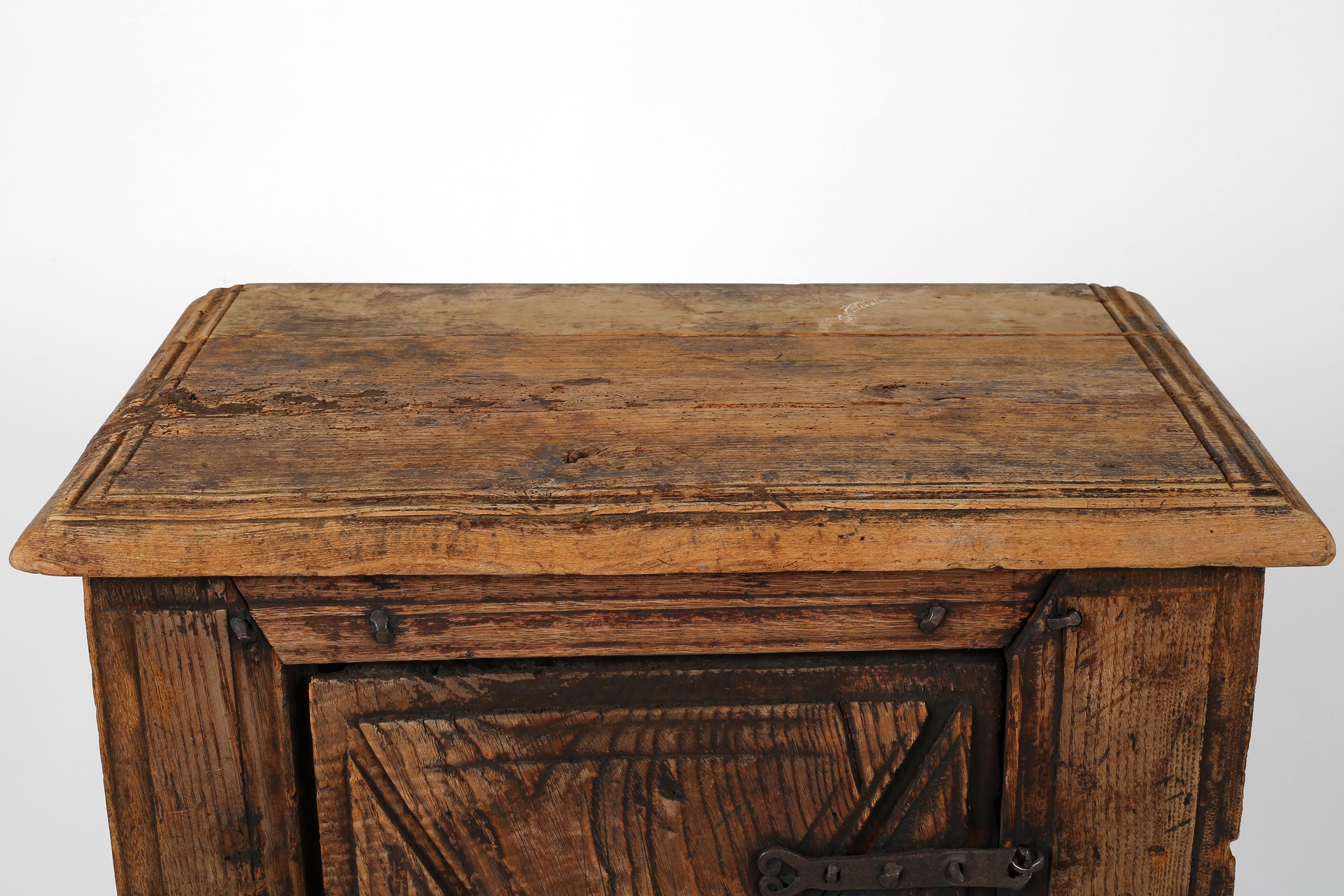 Armario Rústico Wabi Sabi de Finca Española del Siglo XVII Castaño en venta