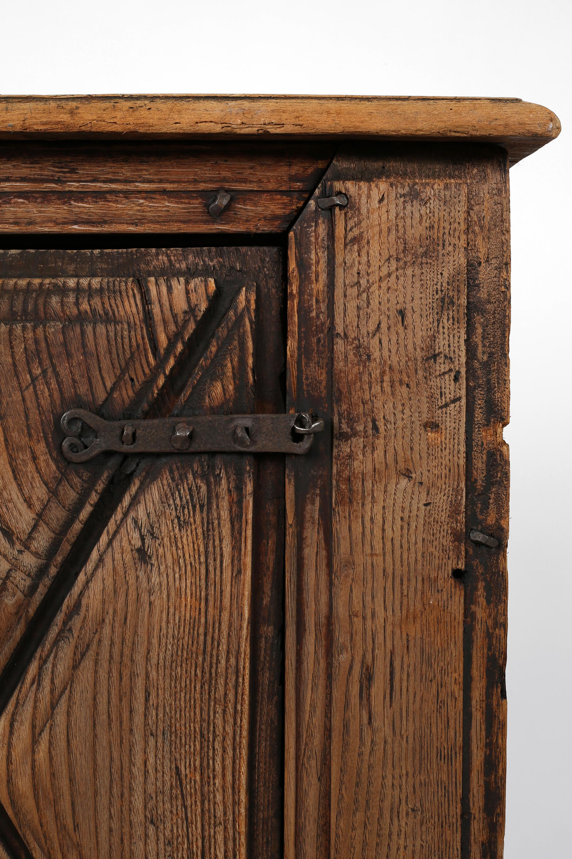 Armario Rústico Wabi Sabi de Finca Española del Siglo XVII en venta 1