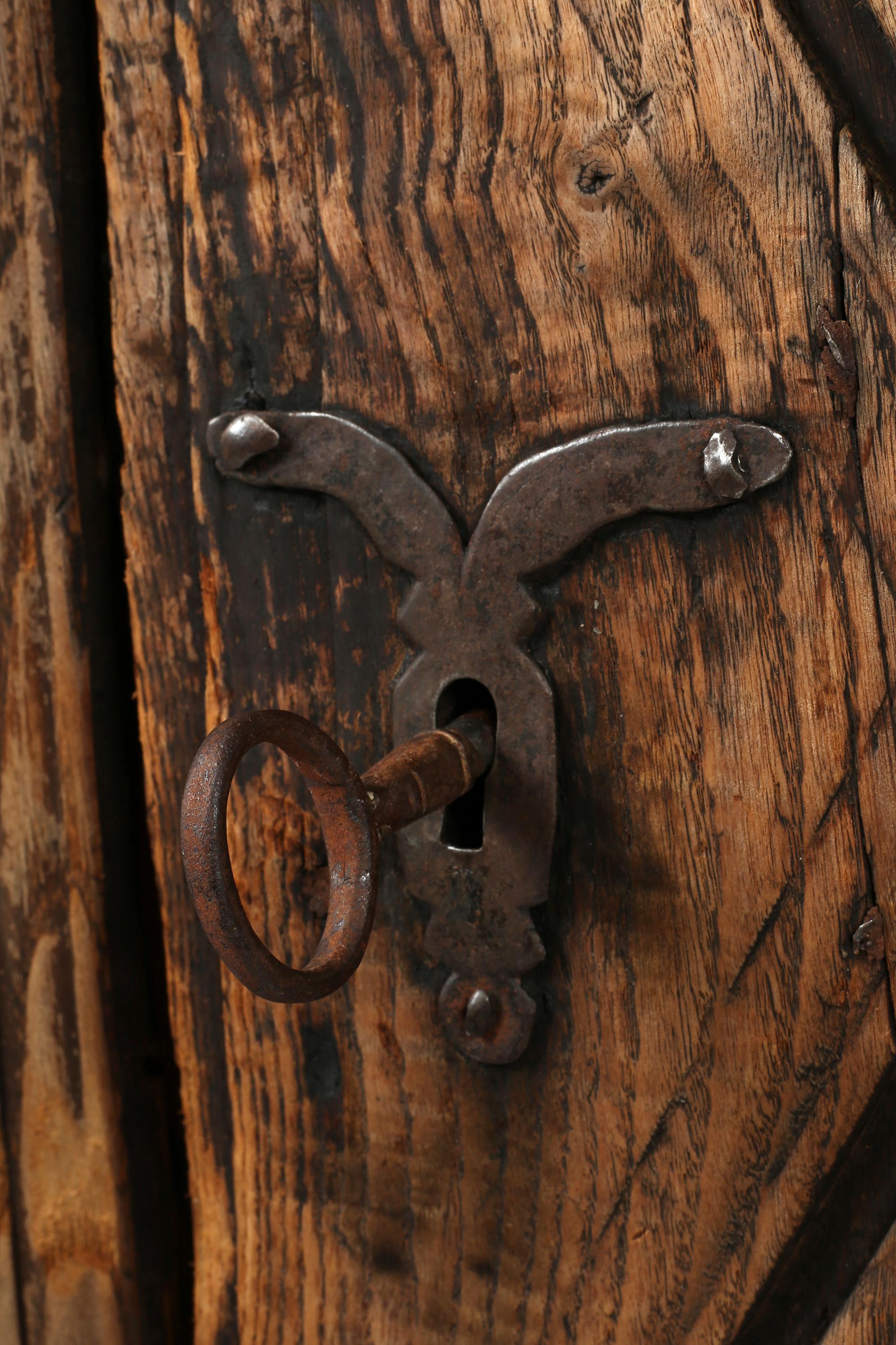 Armario Rústico Wabi Sabi de Finca Española del Siglo XVII en venta 2