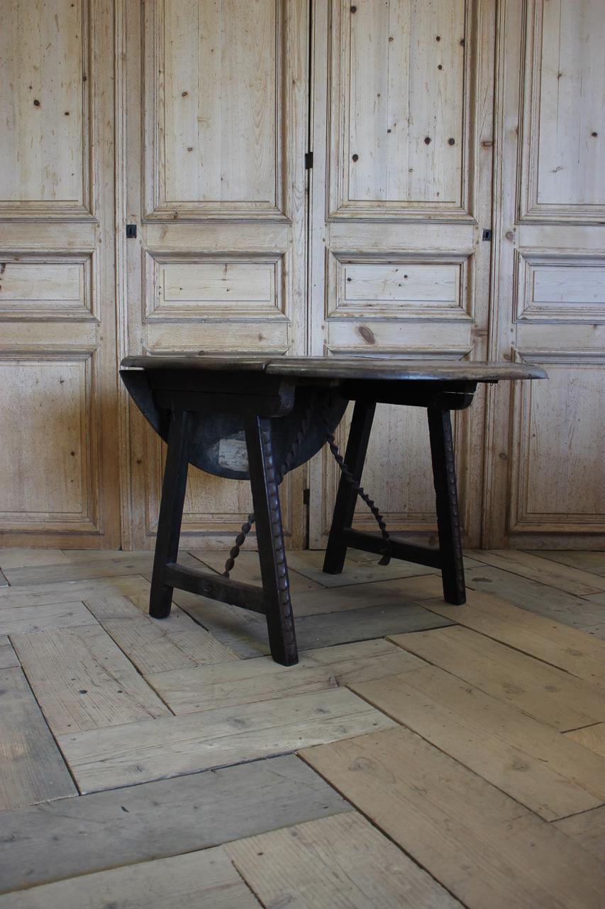 17th Century Spanish Folding Table In Excellent Condition For Sale In Gloucestershire, GB