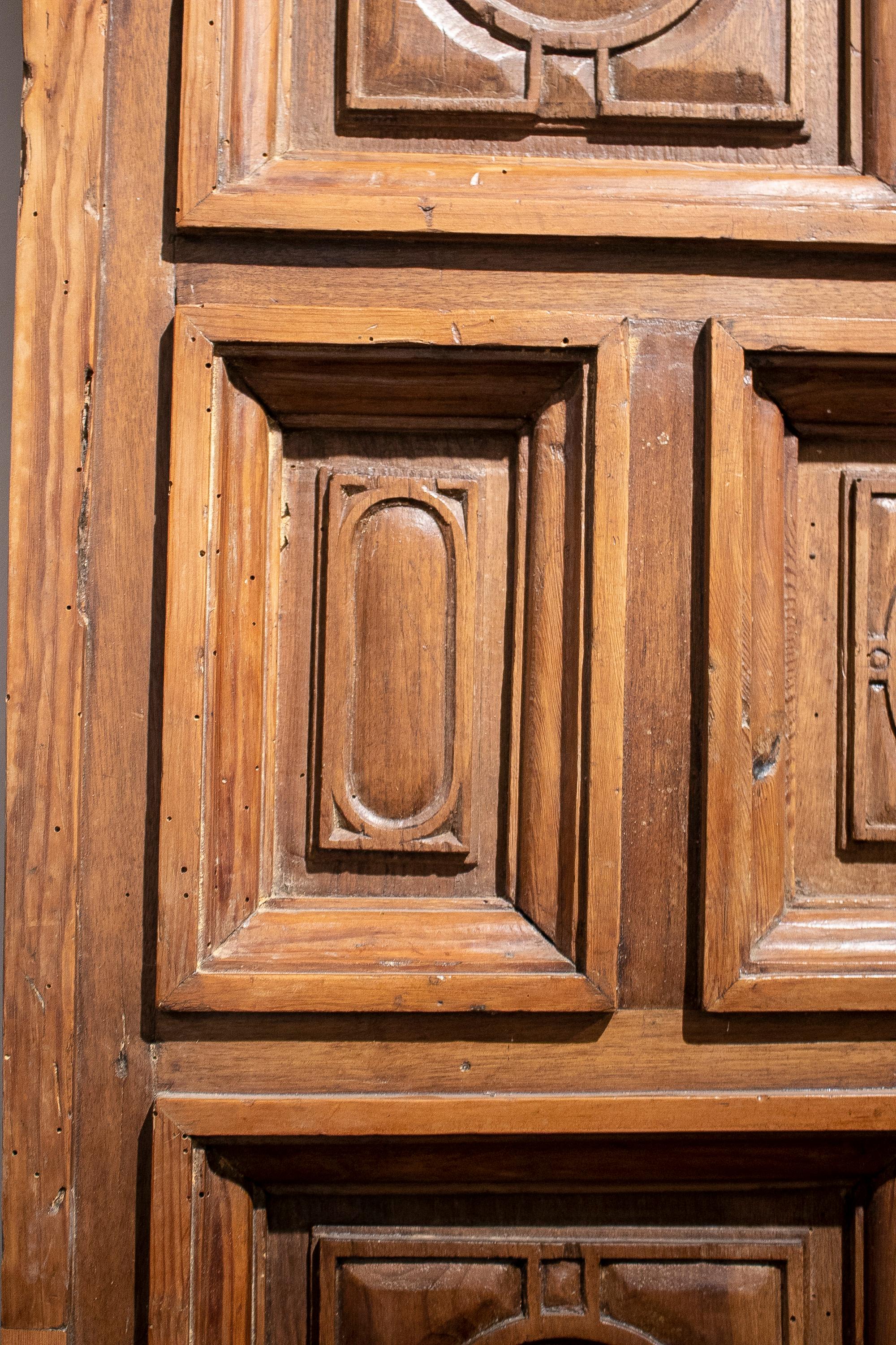 Spanische geometrische, handgeschnitzte, getäfelte Holztürenplatte aus dem 17. Jahrhundert im Angebot 5