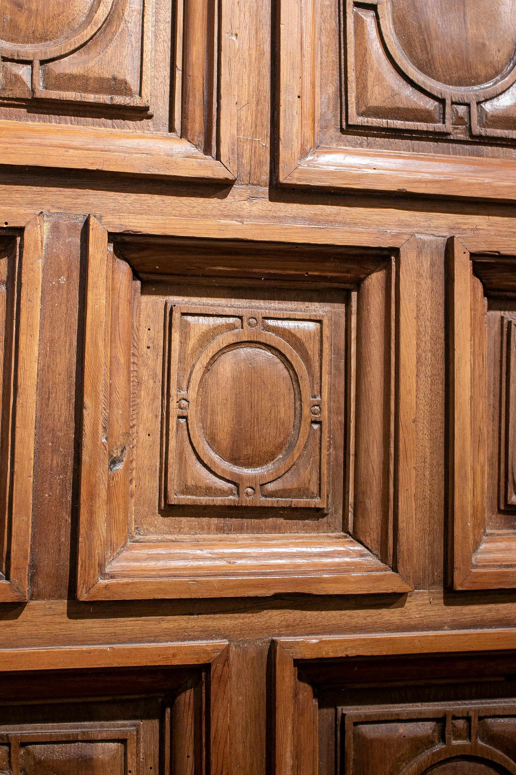 Spanische geometrische, handgeschnitzte, getäfelte Holztürenplatte aus dem 17. Jahrhundert im Angebot 6
