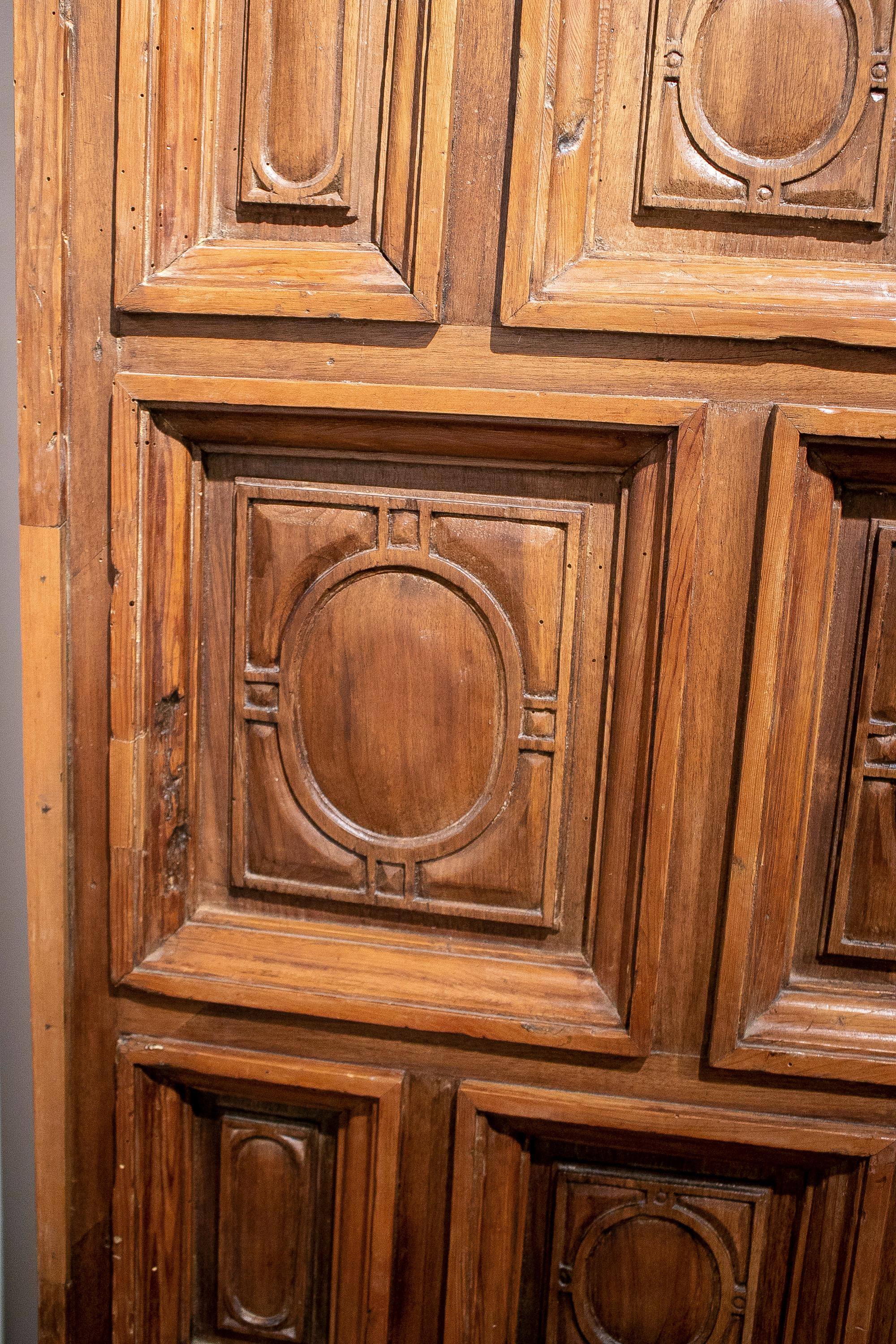 Spanische geometrische, handgeschnitzte, getäfelte Holztürenplatte aus dem 17. Jahrhundert im Angebot 8