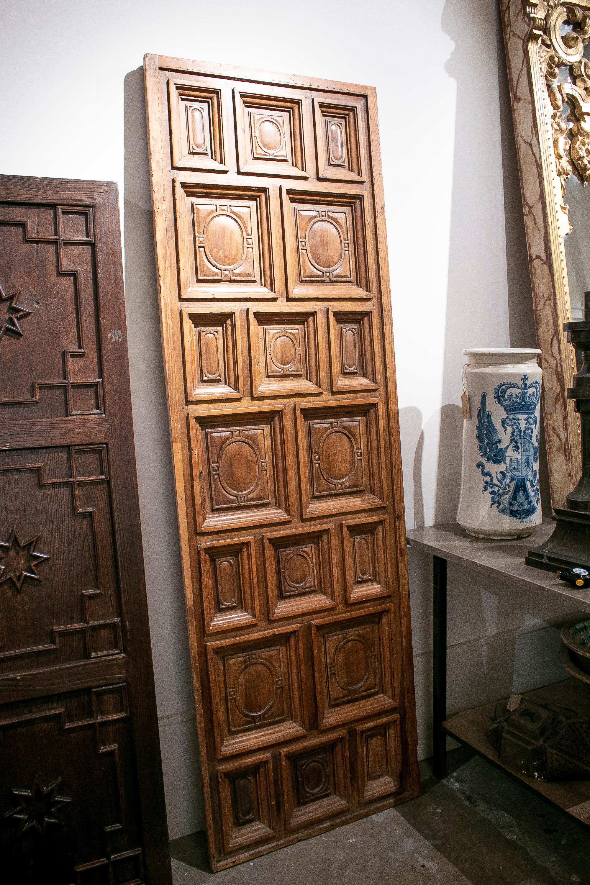 Ancien panneau de porte en bois géométrique sculpté à la main, datant du 17e siècle, originaire d'Espagne.