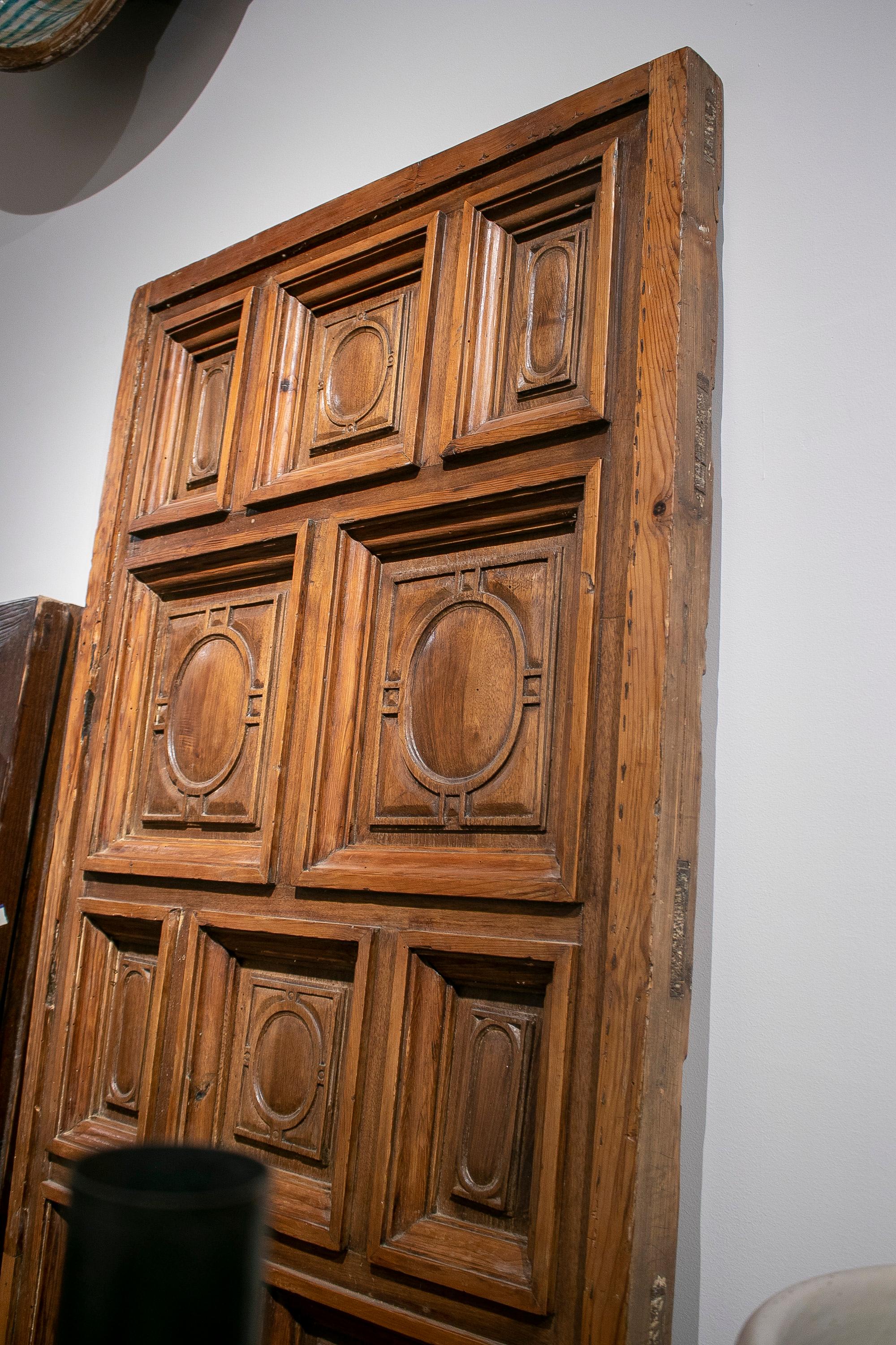 Spanische geometrische, handgeschnitzte, getäfelte Holztürenplatte aus dem 17. Jahrhundert im Zustand „Gut“ im Angebot in Marbella, ES