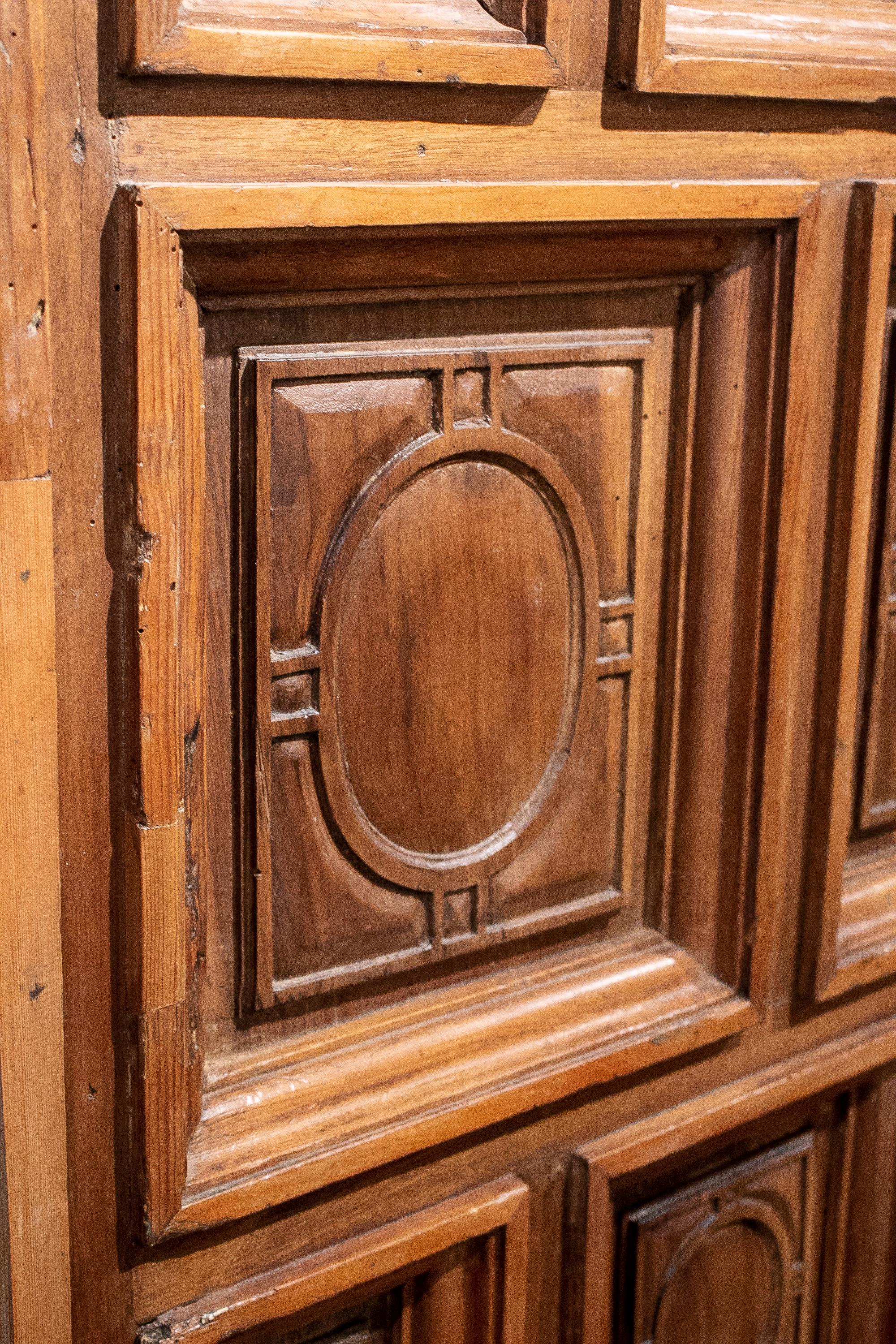 Spanische geometrische, handgeschnitzte, getäfelte Holztürenplatte aus dem 17. Jahrhundert (18. Jahrhundert und früher) im Angebot