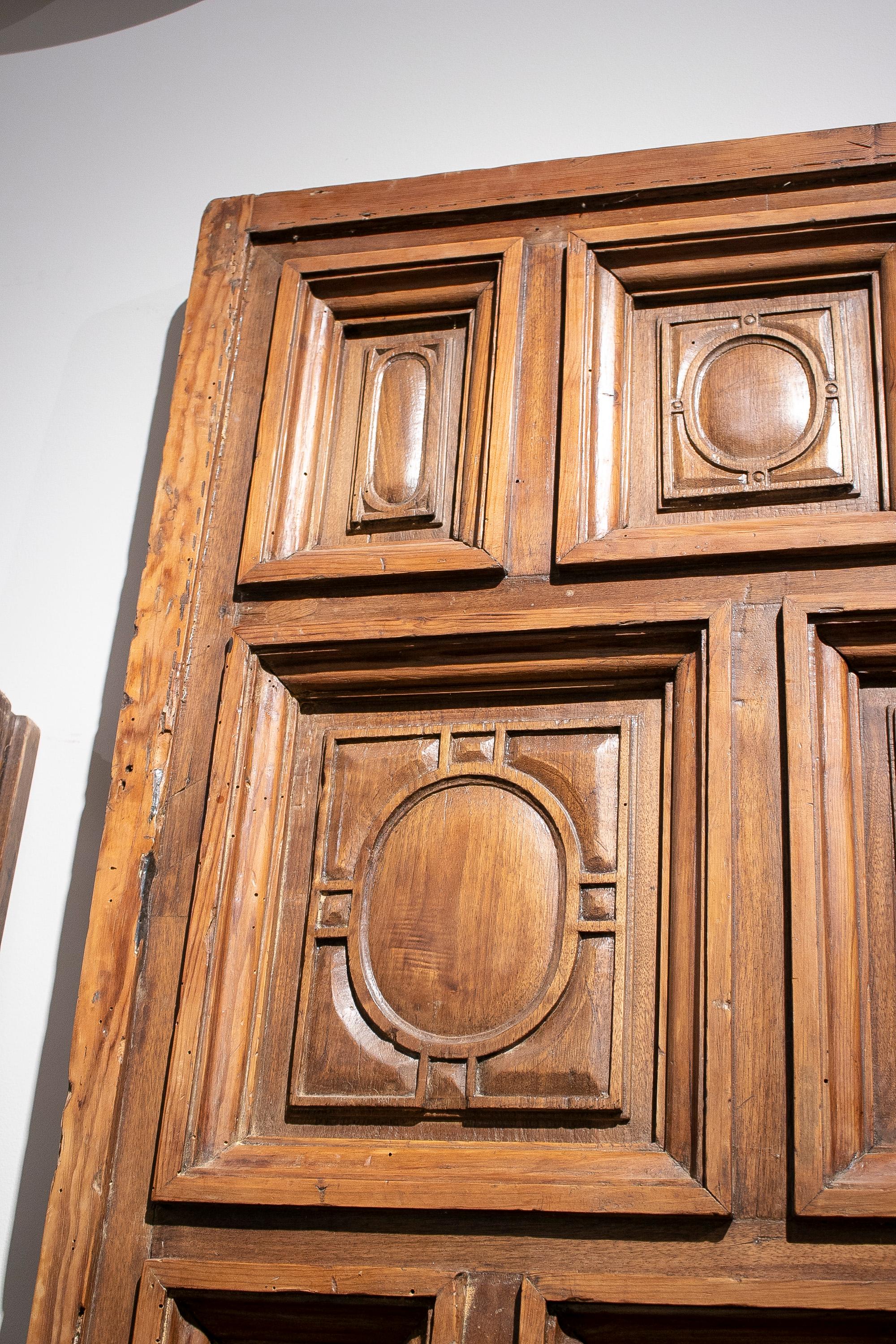 Spanische geometrische, handgeschnitzte, getäfelte Holztürenplatte aus dem 17. Jahrhundert im Angebot 3
