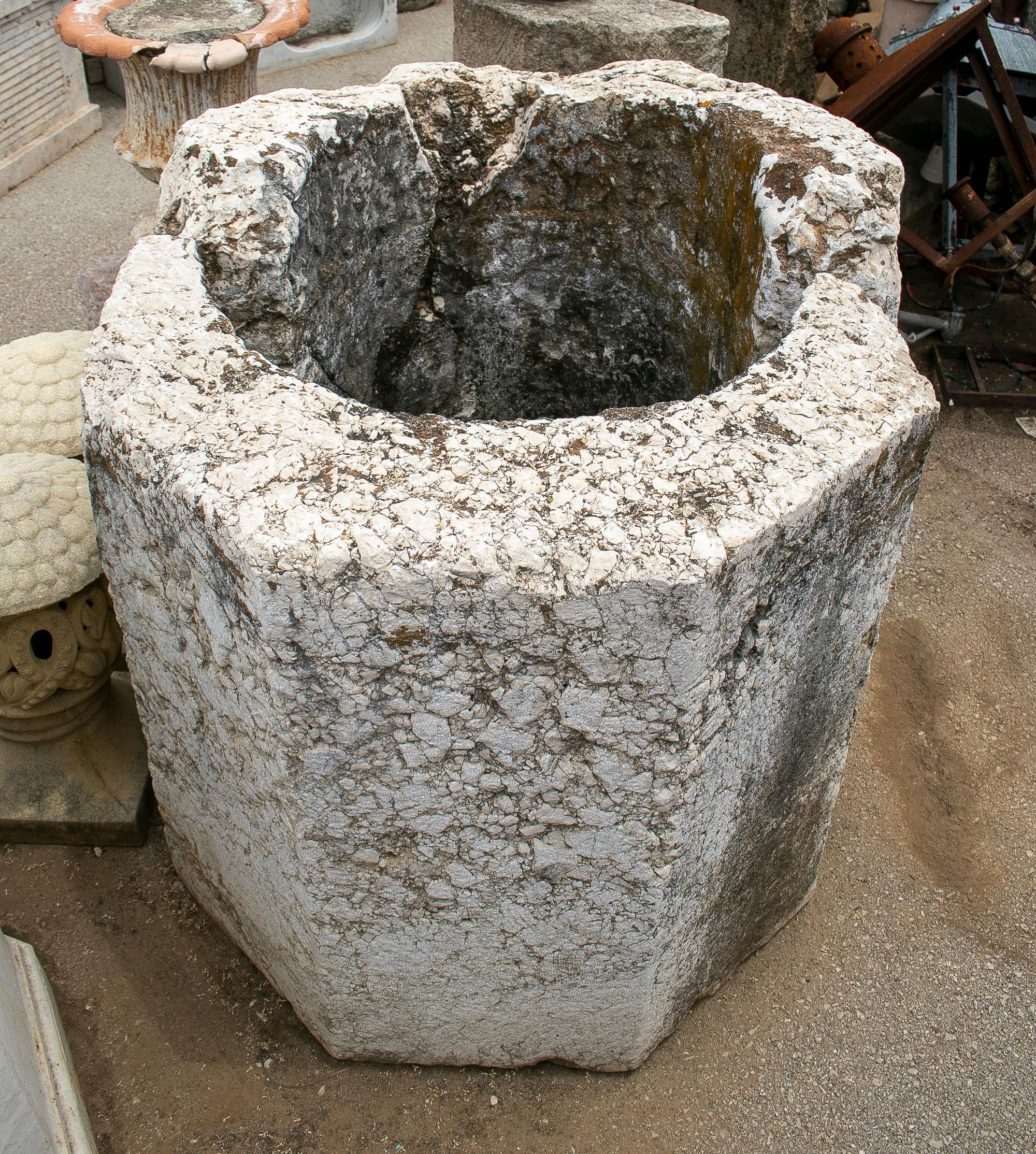 17th Century Spanish Hand Carved 2-Part Stone Water Well  In Good Condition For Sale In Marbella, ES