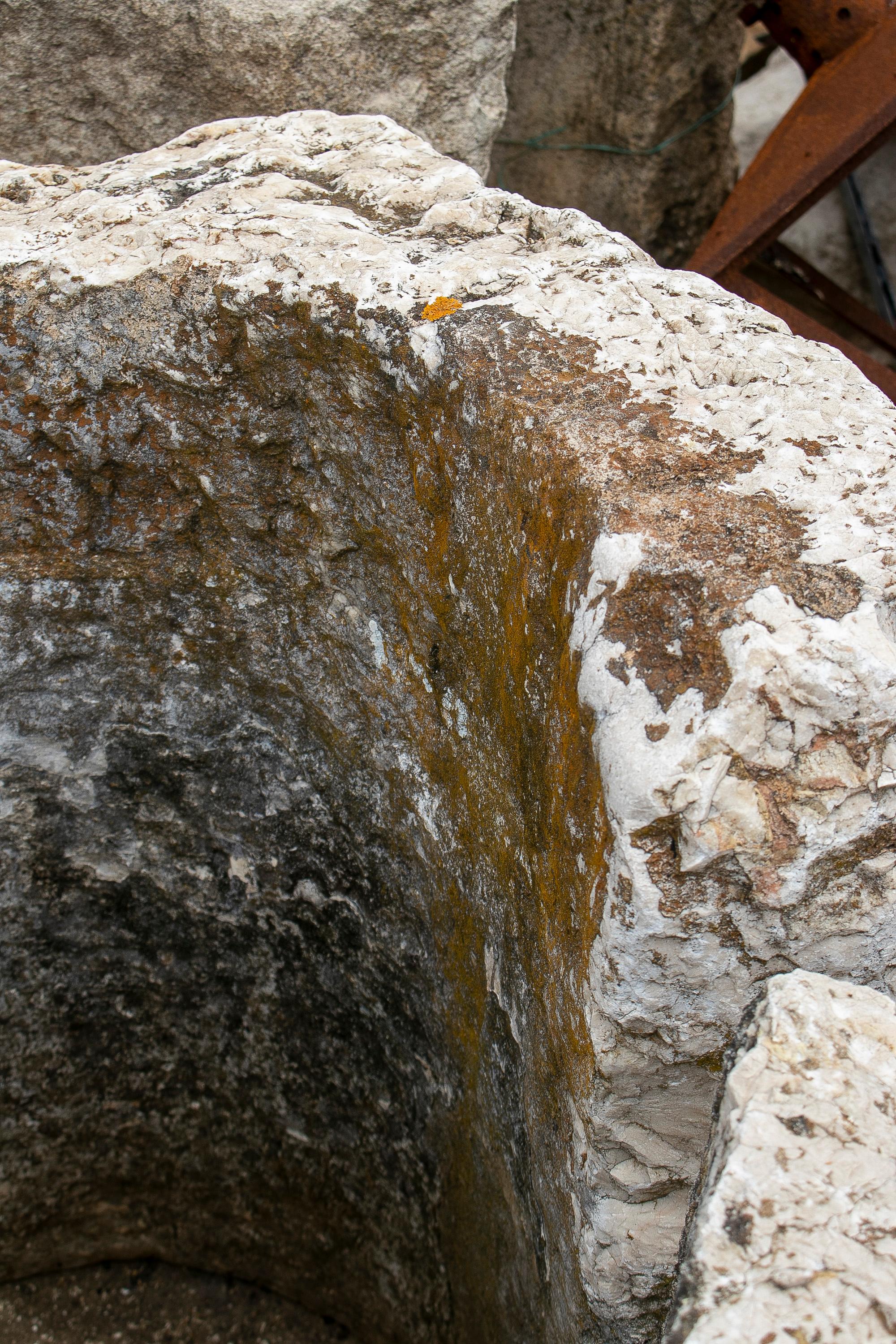 Spanisches handgeschnitztes 2-teiliges Wasserbecken aus Stein aus dem 17. Jahrhundert  im Angebot 2