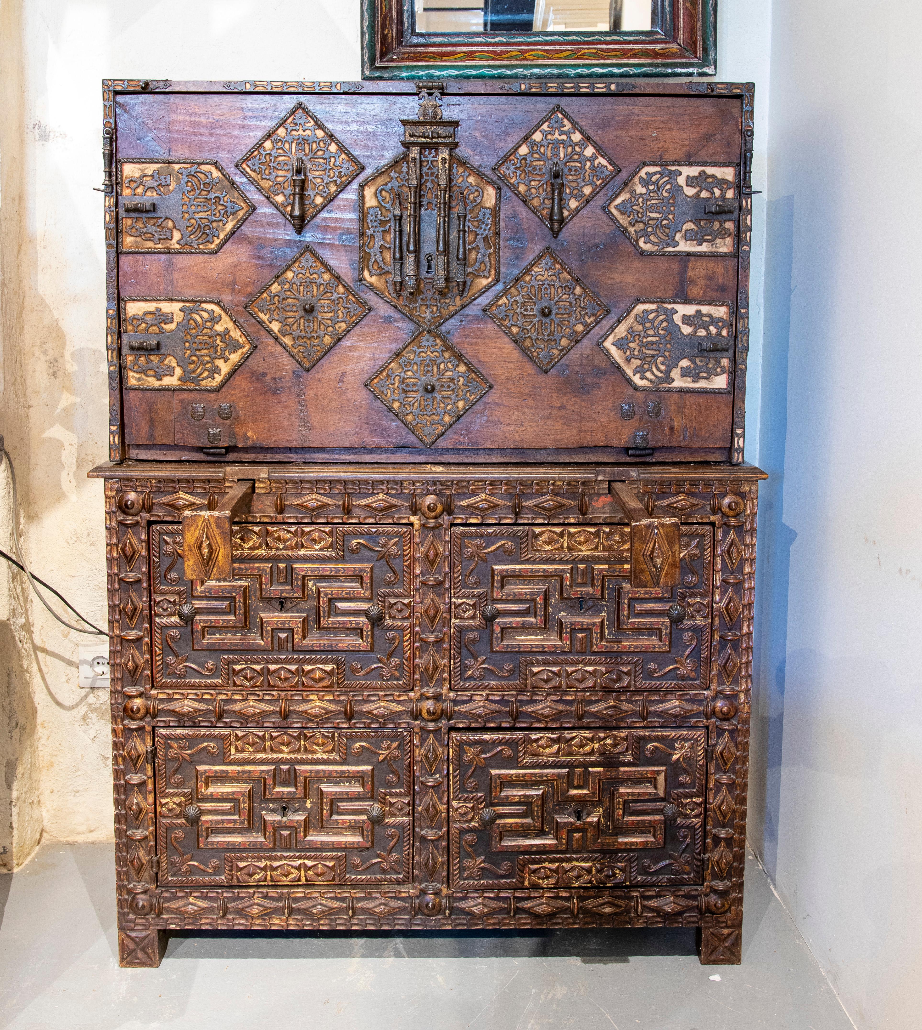 17th Century Spanish Hand Carved and Polychrome Wooden Chest with Locker In Good Condition In Marbella, ES