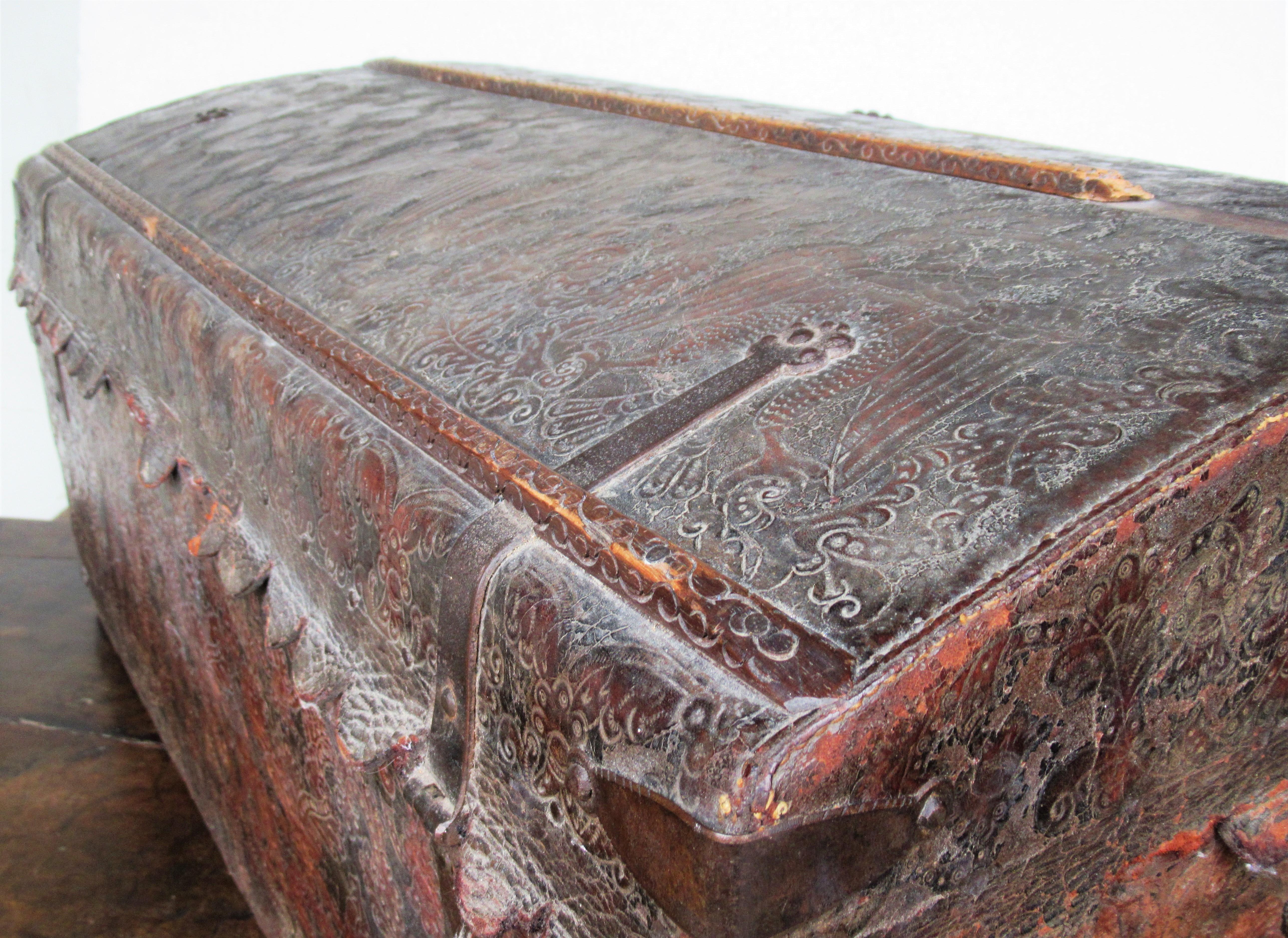 17th Century Spanish Leather Trunk For Sale 1