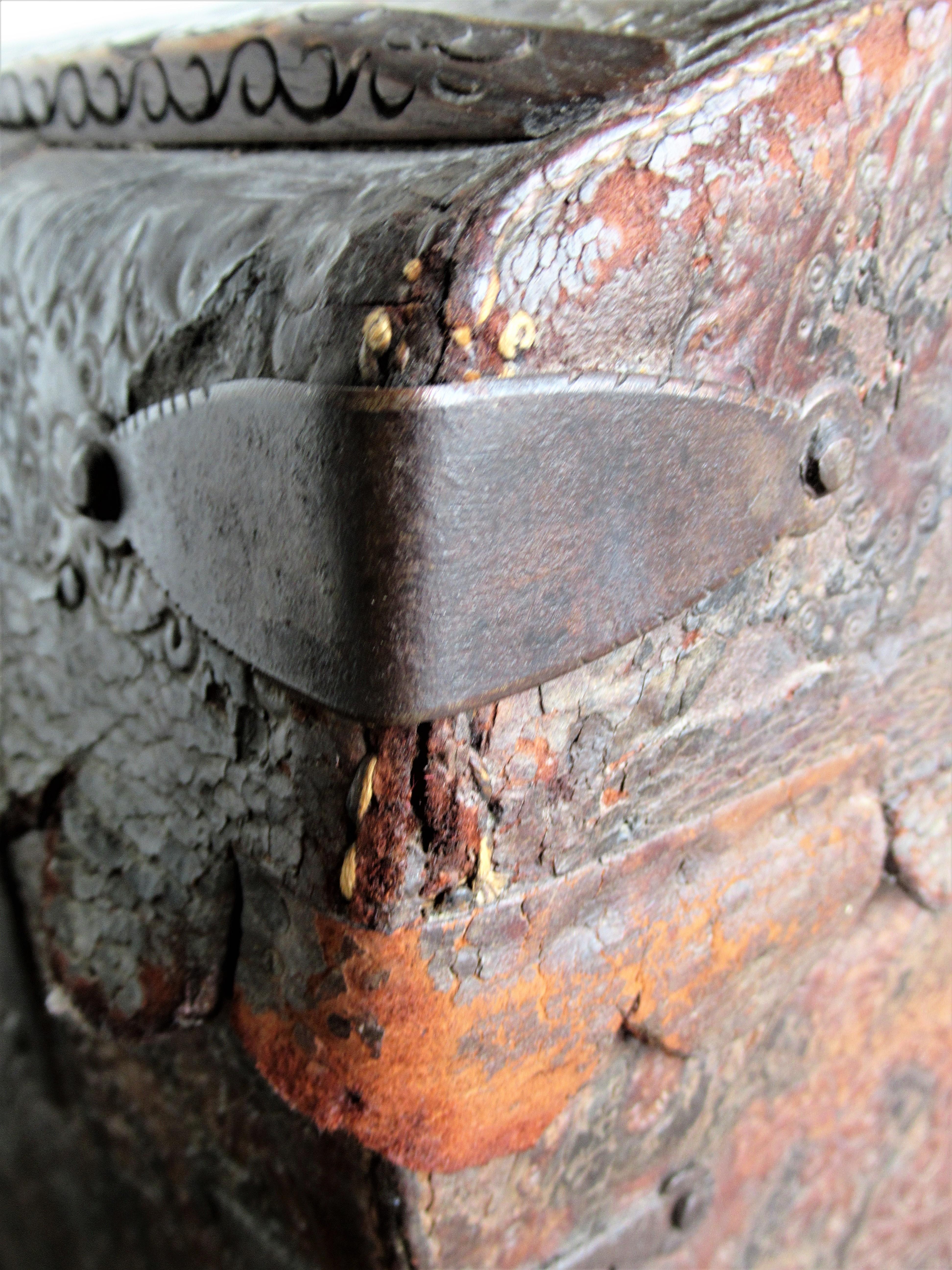 17th Century Spanish Leather Trunk For Sale 3