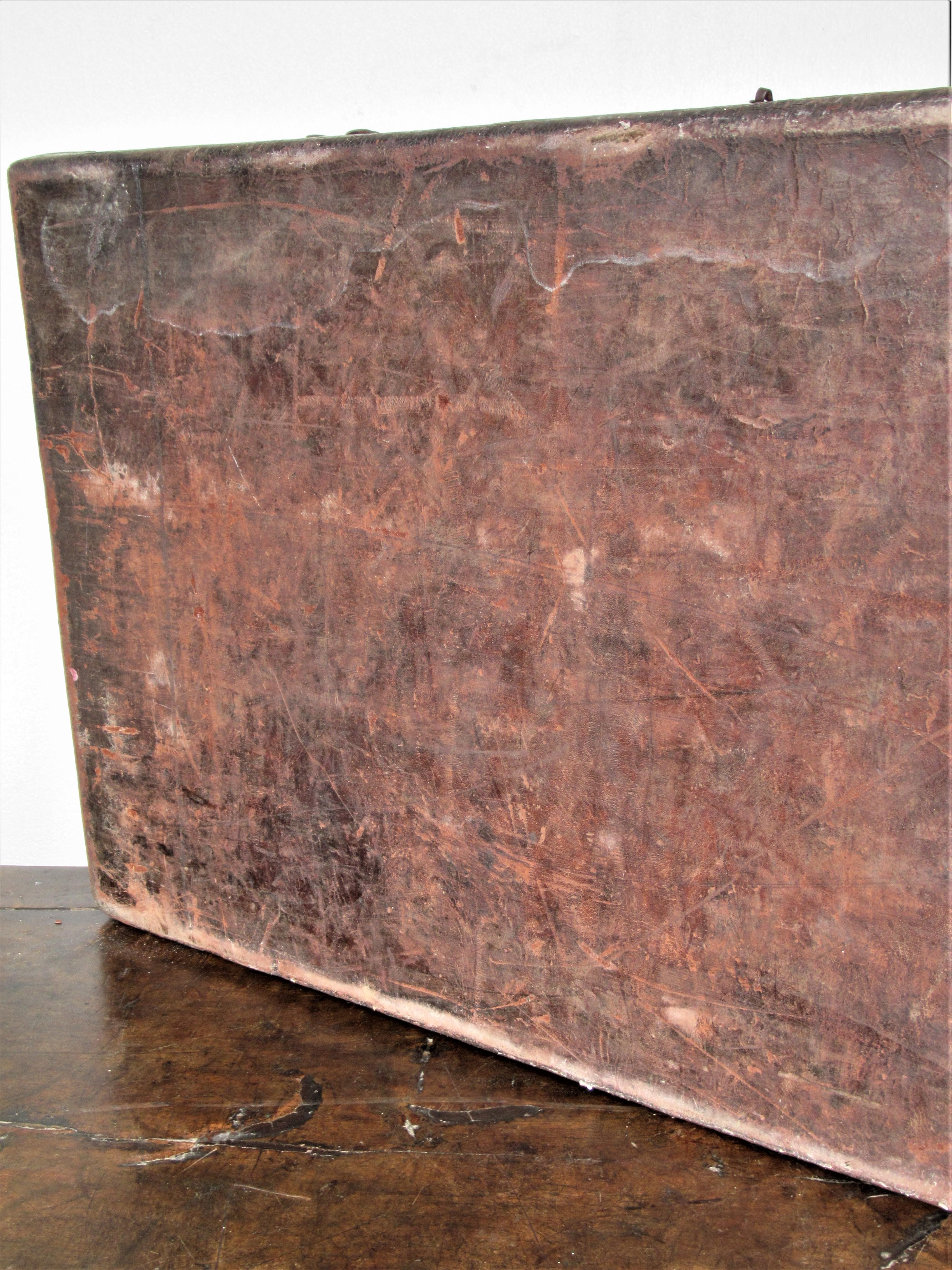 17th Century Spanish Leather Trunk For Sale 8