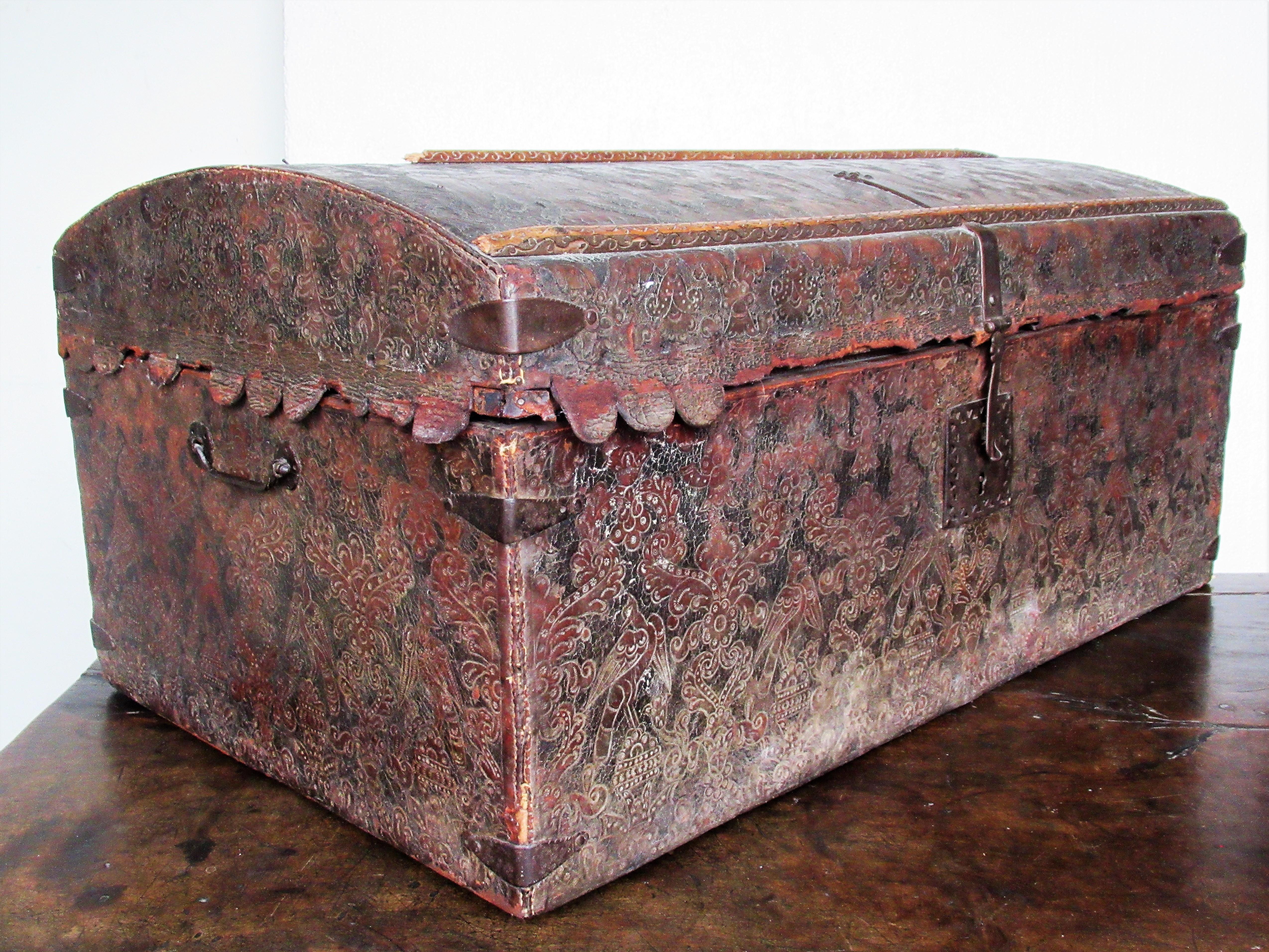 17th Century Spanish Leather Trunk For Sale 10