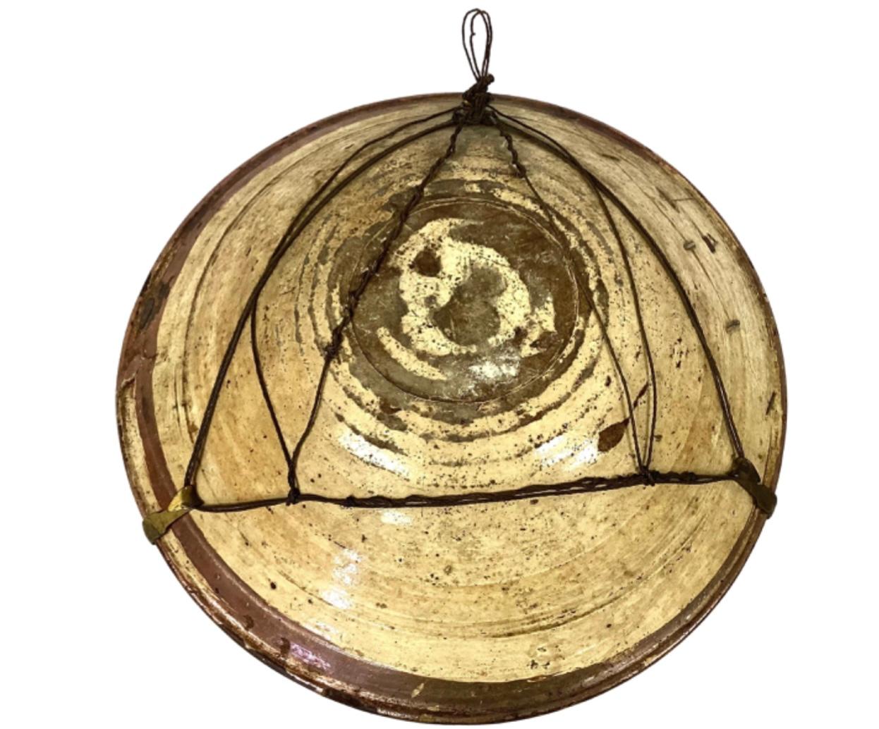 Bol en céramique hispano moresque lustrée au cuivre du 17e siècle État moyen - En vente à Bradenton, FL