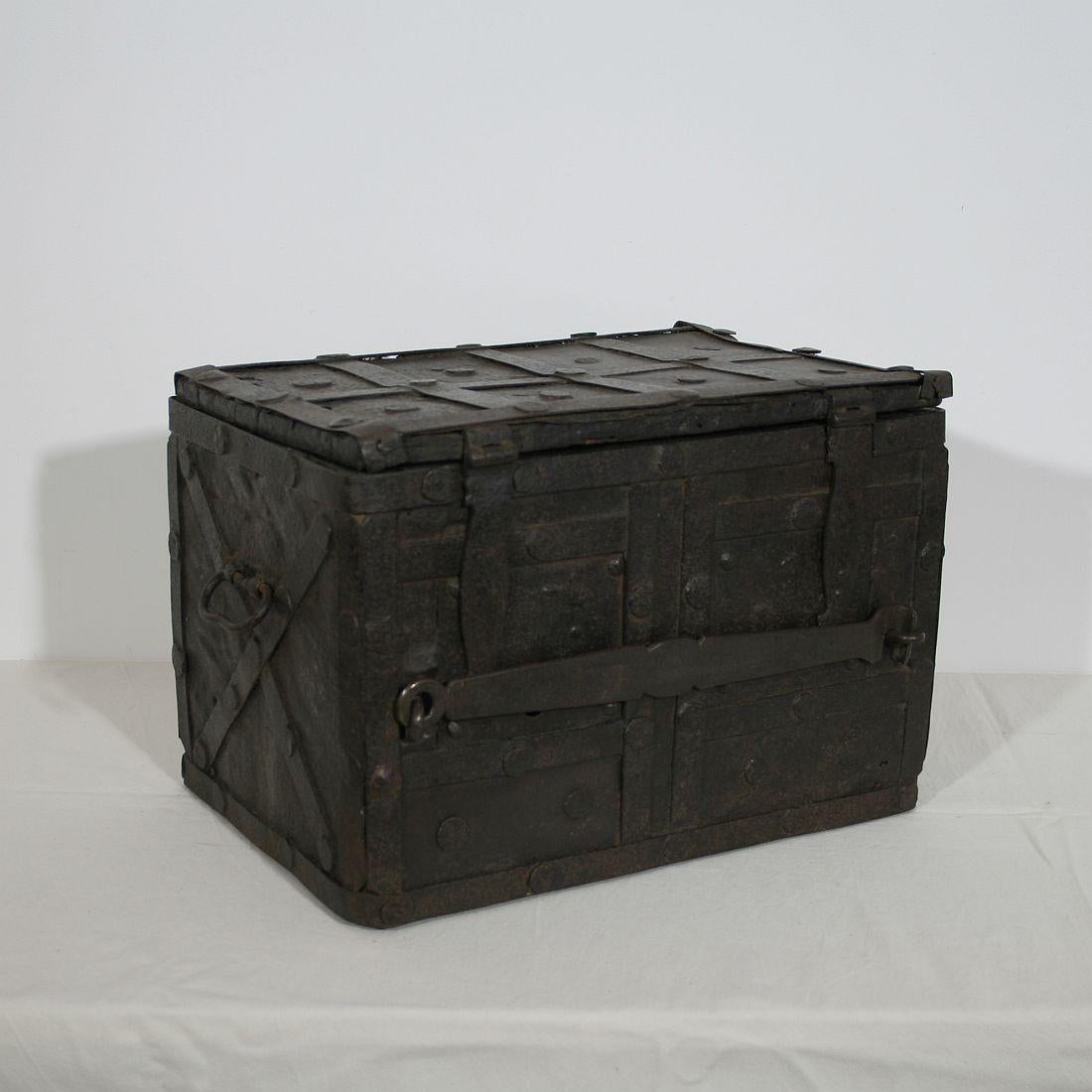 17th Century Spanish Iron with Wood Strongbox In Good Condition In Buisson, FR