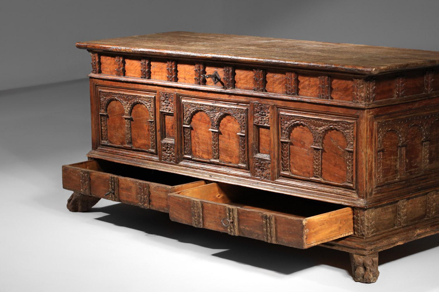 17th century Spanish or Italian carved solid wood chest For Sale 5
