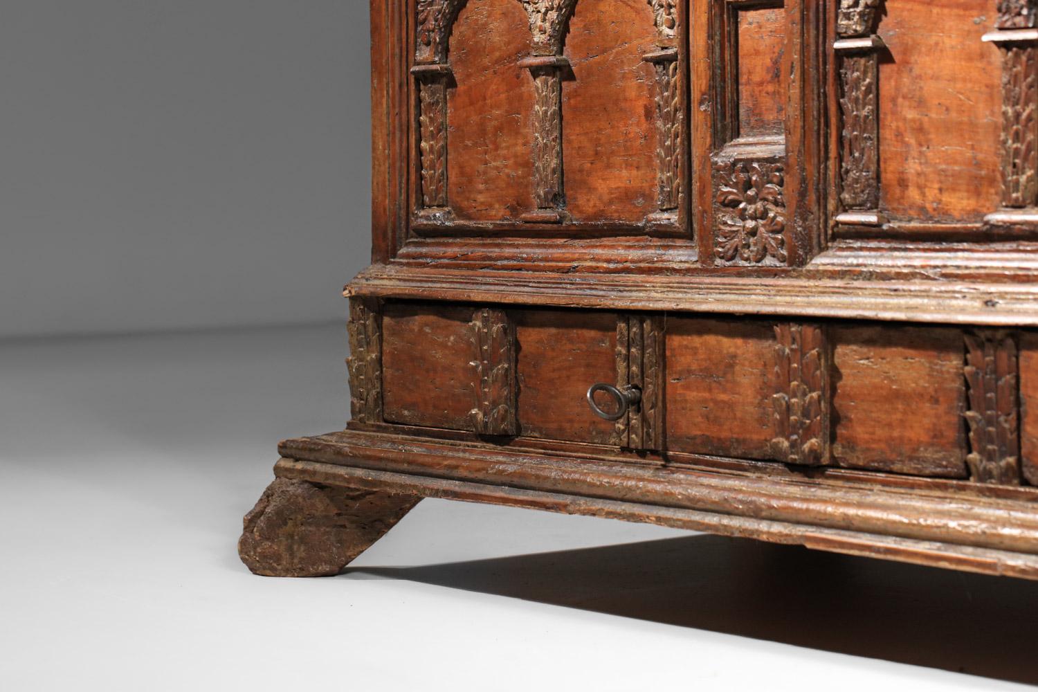 17th century Spanish or Italian carved solid wood chest For Sale 8
