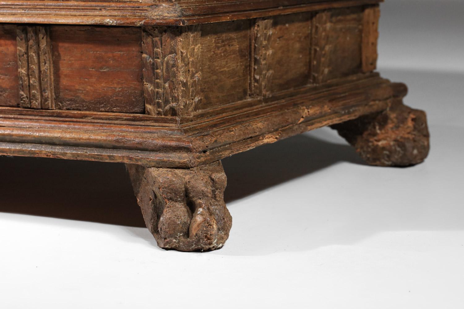 17th century Spanish or Italian carved solid wood chest For Sale 9