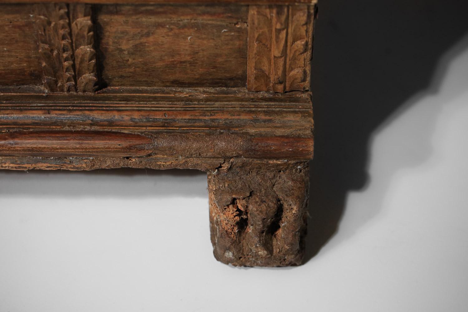 17. Jahrhundert spanische oder italienische geschnitzte Truhe aus Massivholz im Angebot 10