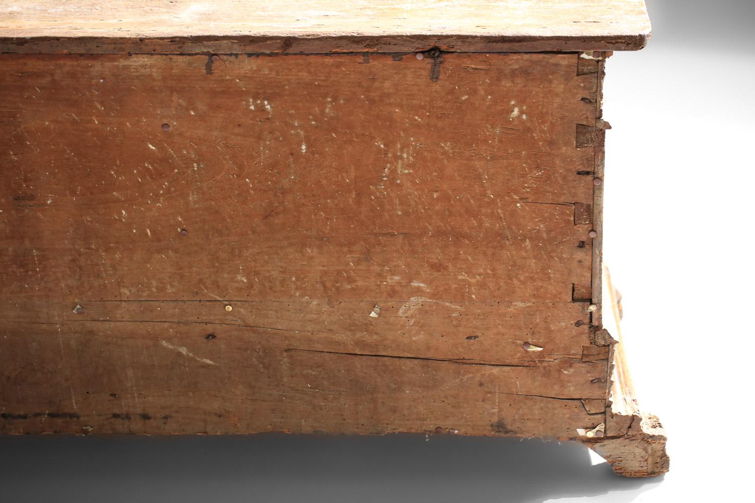 17. Jahrhundert spanische oder italienische geschnitzte Truhe aus Massivholz im Angebot 11
