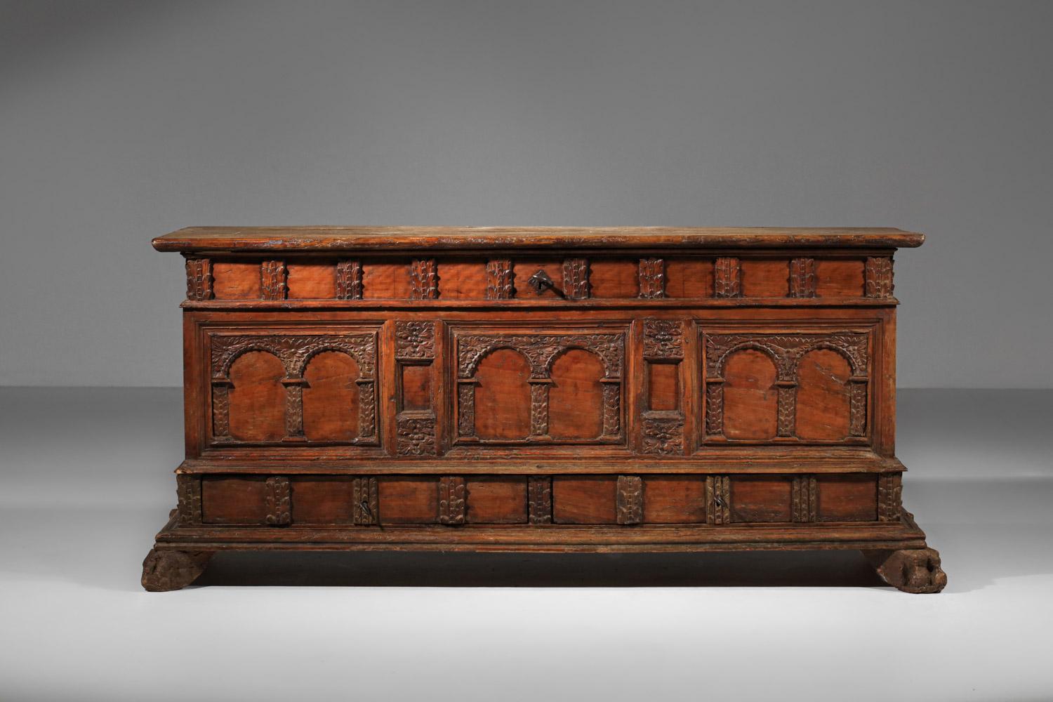 Spanish or Italian 17th century bis chest. 
Chest structure in solid walnut, entirely hand-carved. Exceptional craftsmanship. 
Very naive vintage conduction with a nice patina on the wood (photos). The whole trunk is marked by the passage of time