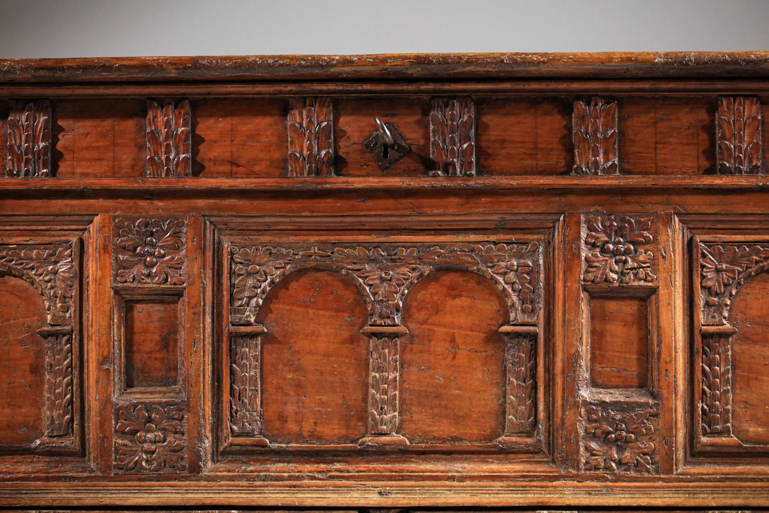 Gothic 17th century Spanish or Italian carved solid wood chest For Sale