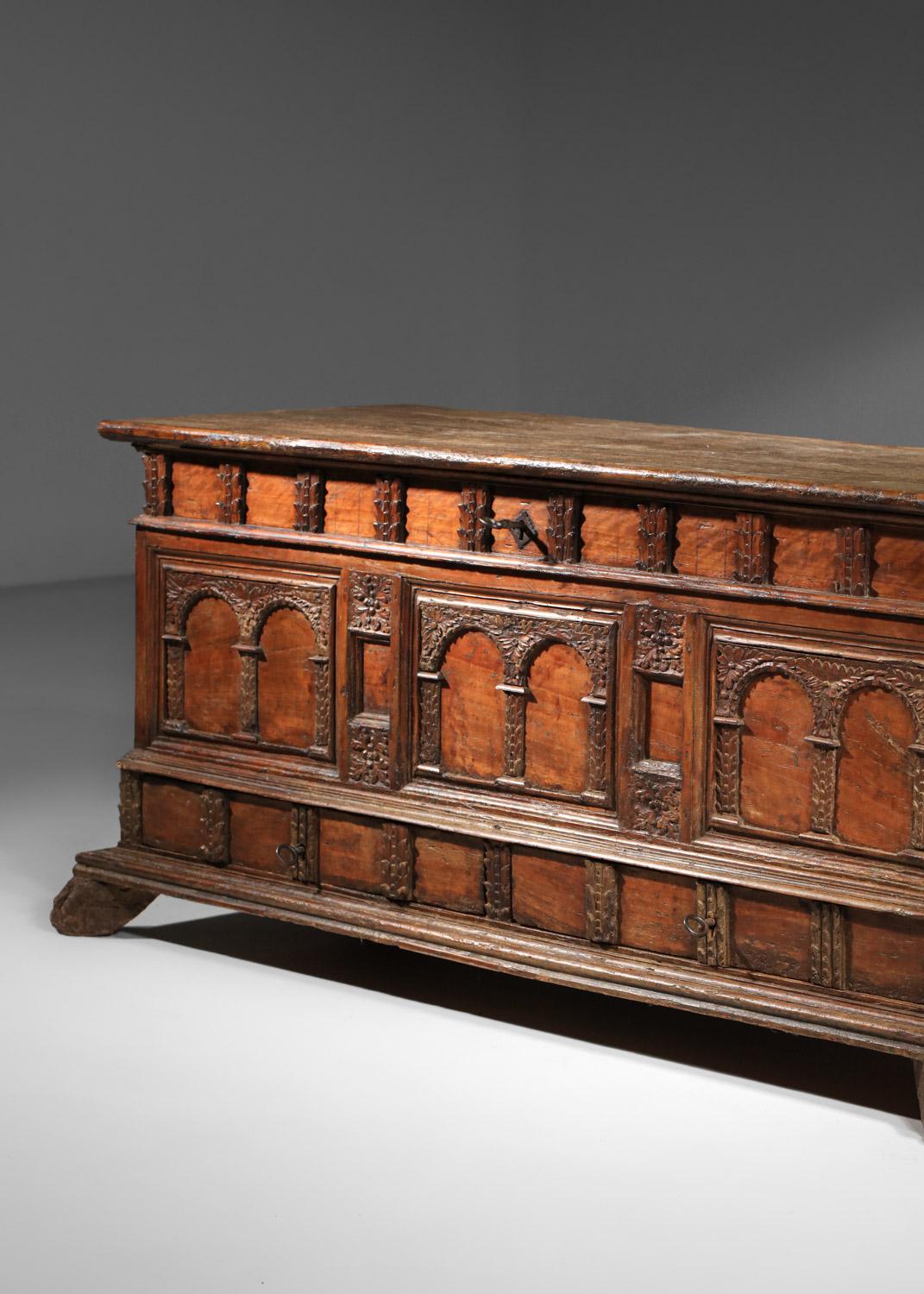 Hand-Crafted 17th century Spanish or Italian carved solid wood chest For Sale