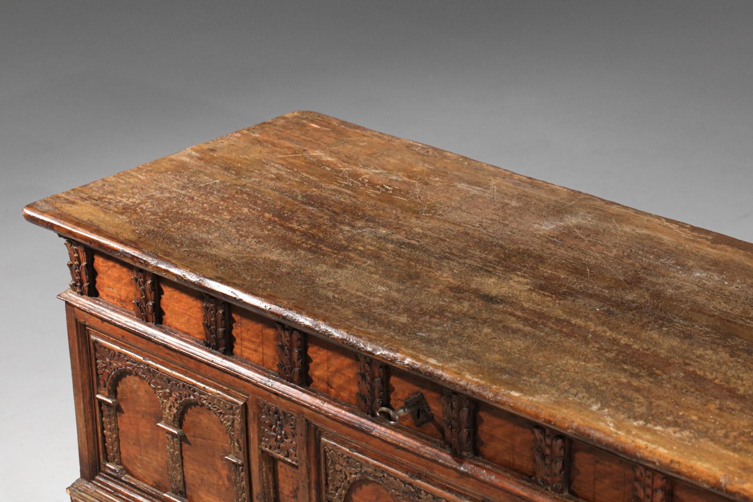 17th century Spanish or Italian carved solid wood chest In Fair Condition For Sale In Lyon, FR