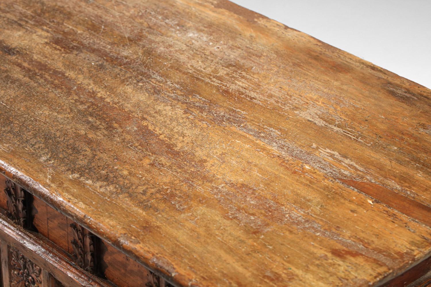 17. Jahrhundert spanische oder italienische geschnitzte Truhe aus Massivholz im Zustand „Relativ gut“ im Angebot in Lyon, FR