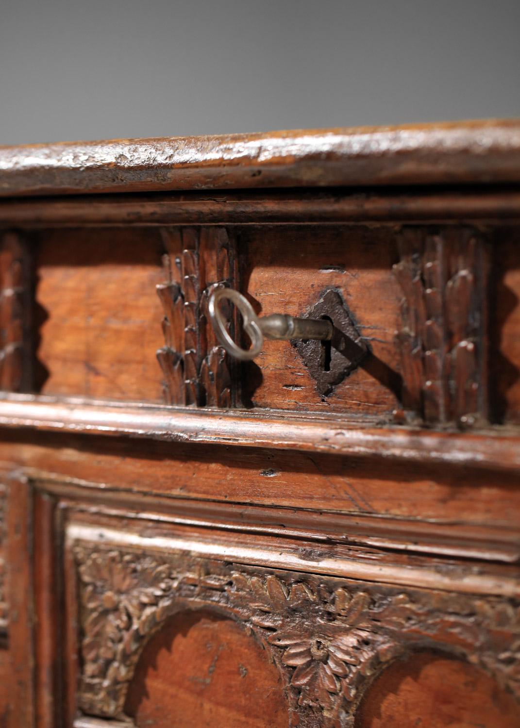17th century Spanish or Italian carved solid wood chest For Sale 2