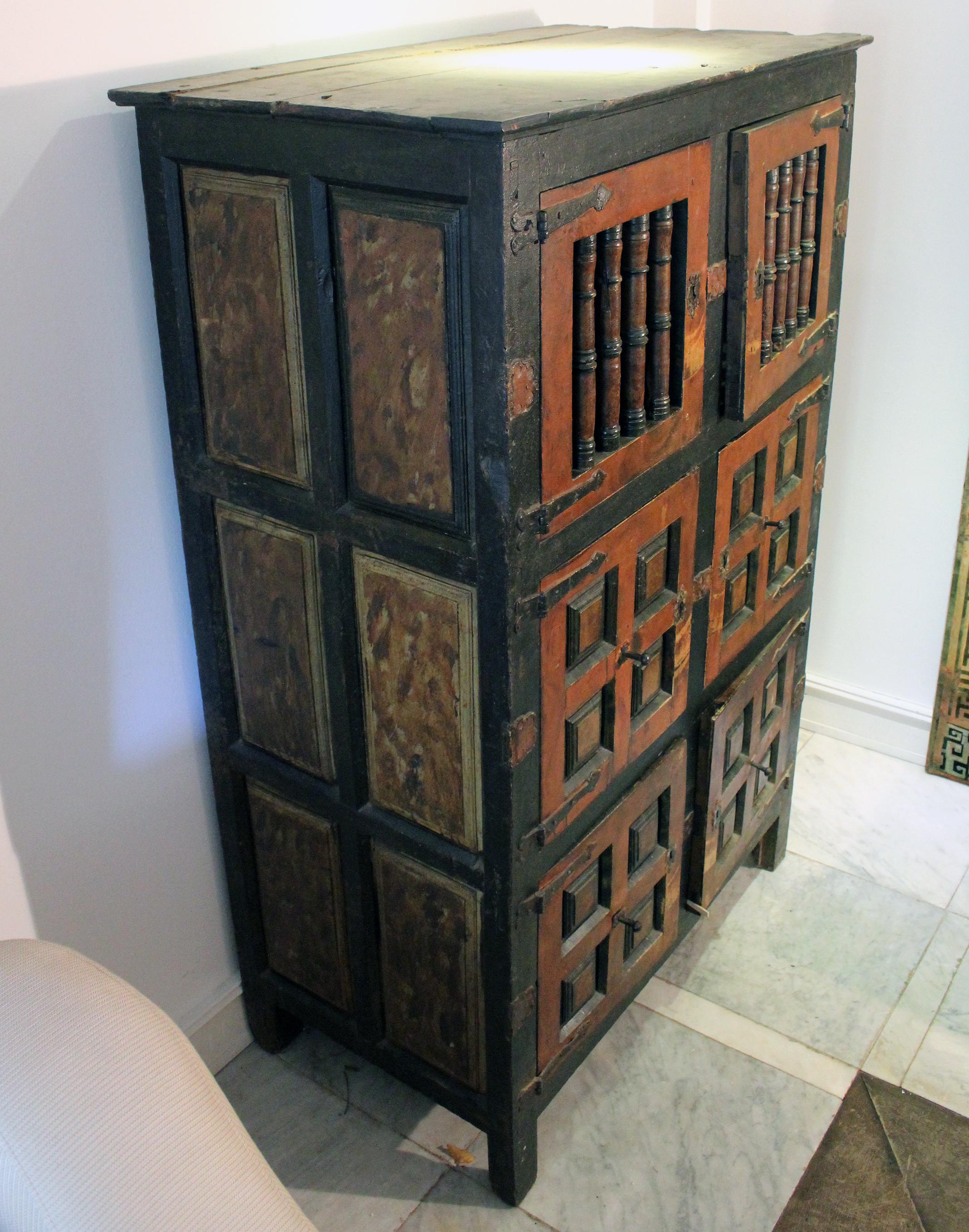 17th Century Spanish Painted Cabinet with Original Doors, Locks and Fittings (Spanisch)