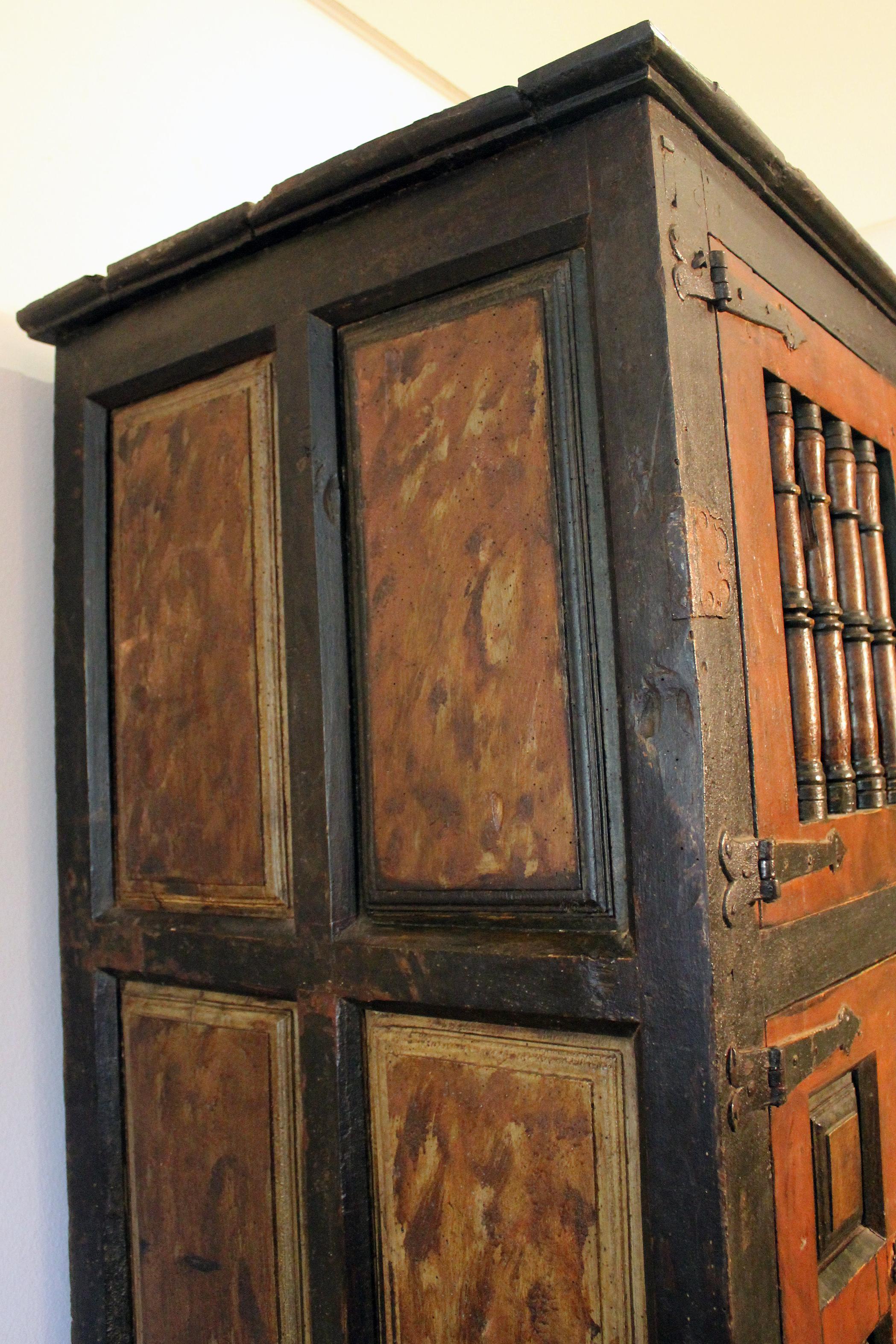 17th Century Spanish Painted Cabinet with Original Doors, Locks and Fittings im Zustand „Gut“ in Marbella, ES