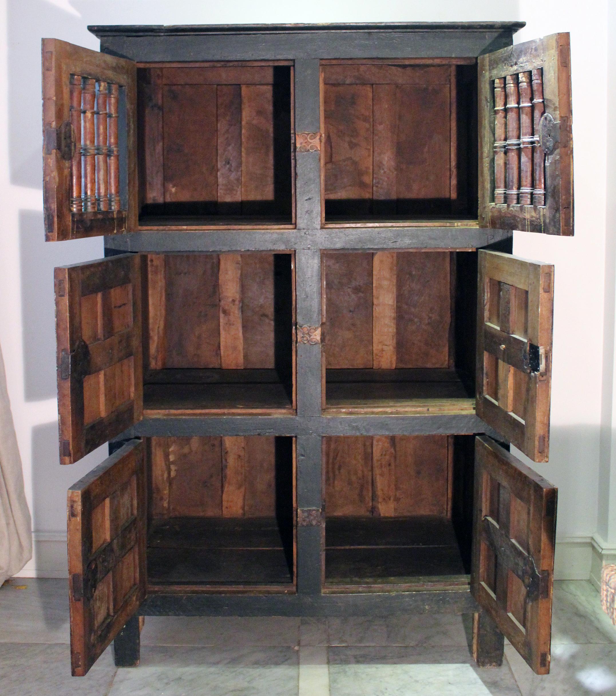 17th Century Spanish Painted Cabinet with Original Doors, Locks and Fittings (17. Jahrhundert)