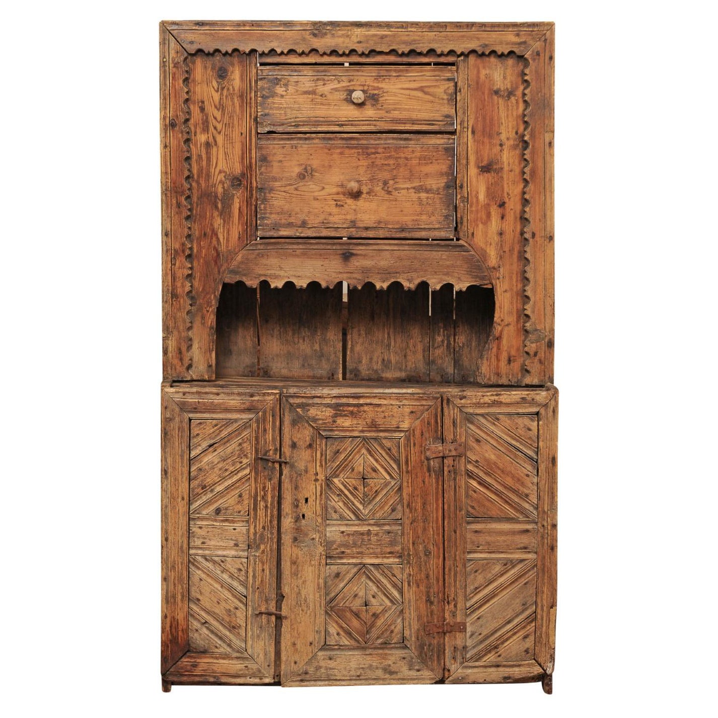 Meuble de rangement en pin espagnol du 17ème siècle avec 2 tiroirs et étagère ouverte au-dessus de la porte de l'armoire en vente